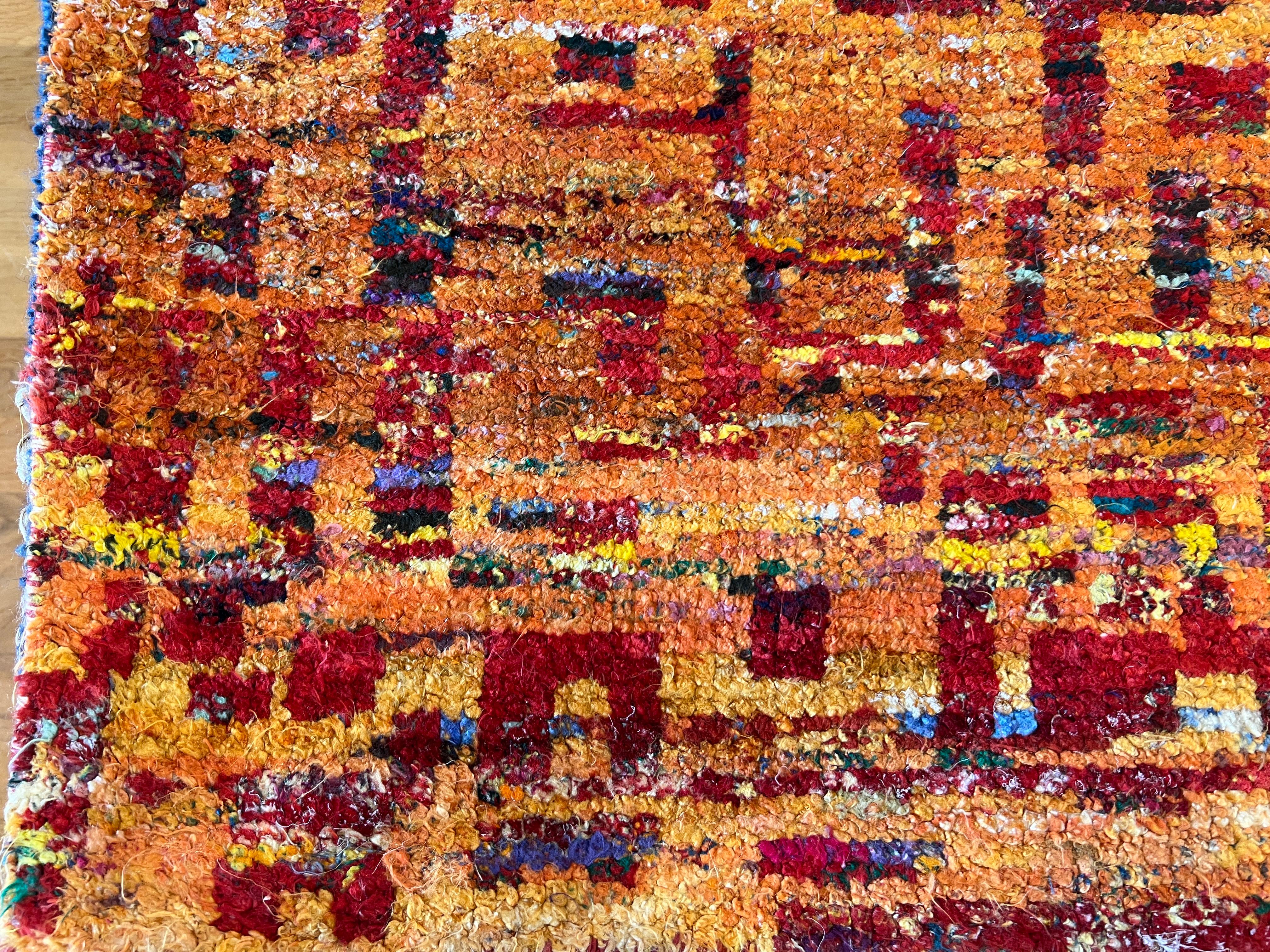 Hand-Knotted 9'x12' Abstract Grunge Design Rug in Reds and Oranges Hue  For Sale