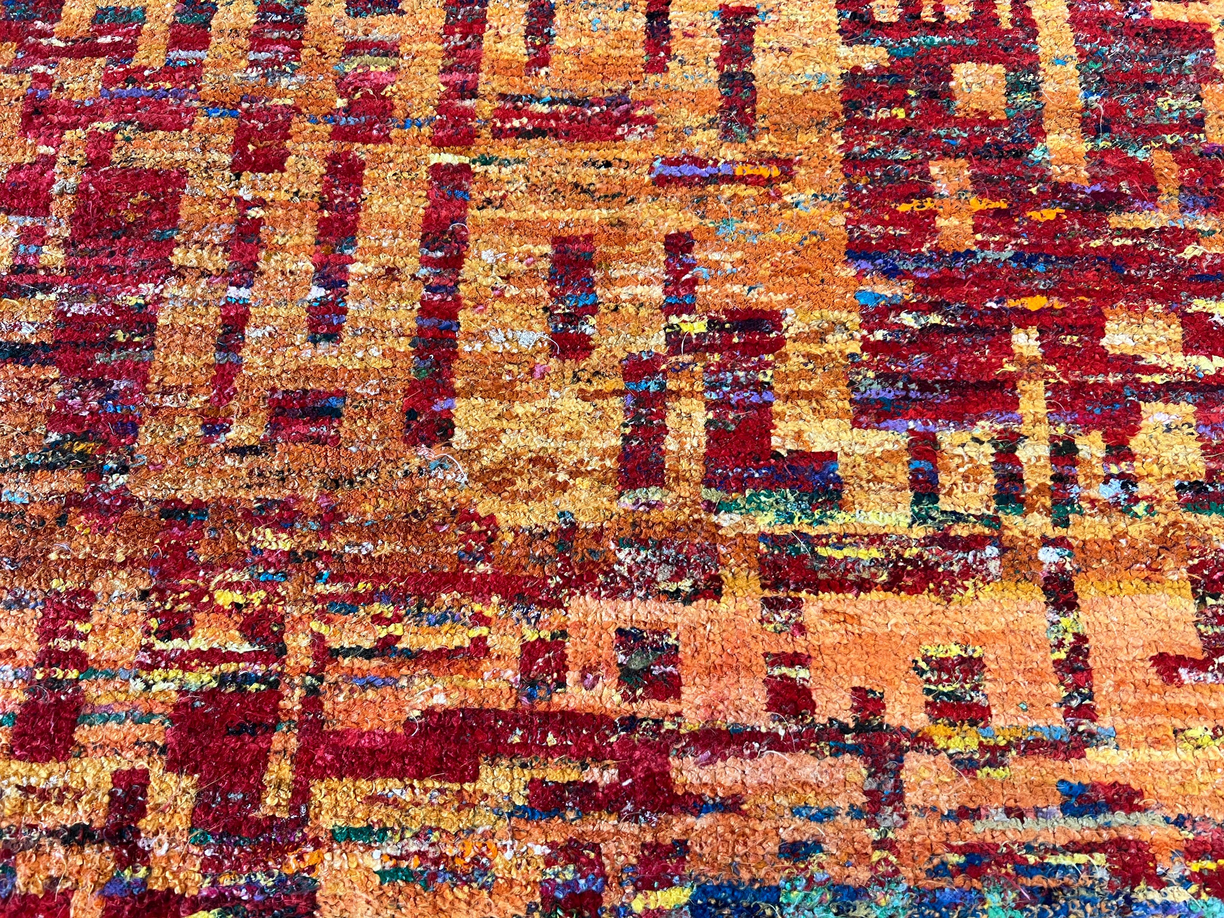 9'x12' Abstrakter Grunge Design-Teppich in Rot- und Orangetönen  (21. Jahrhundert und zeitgenössisch) im Angebot
