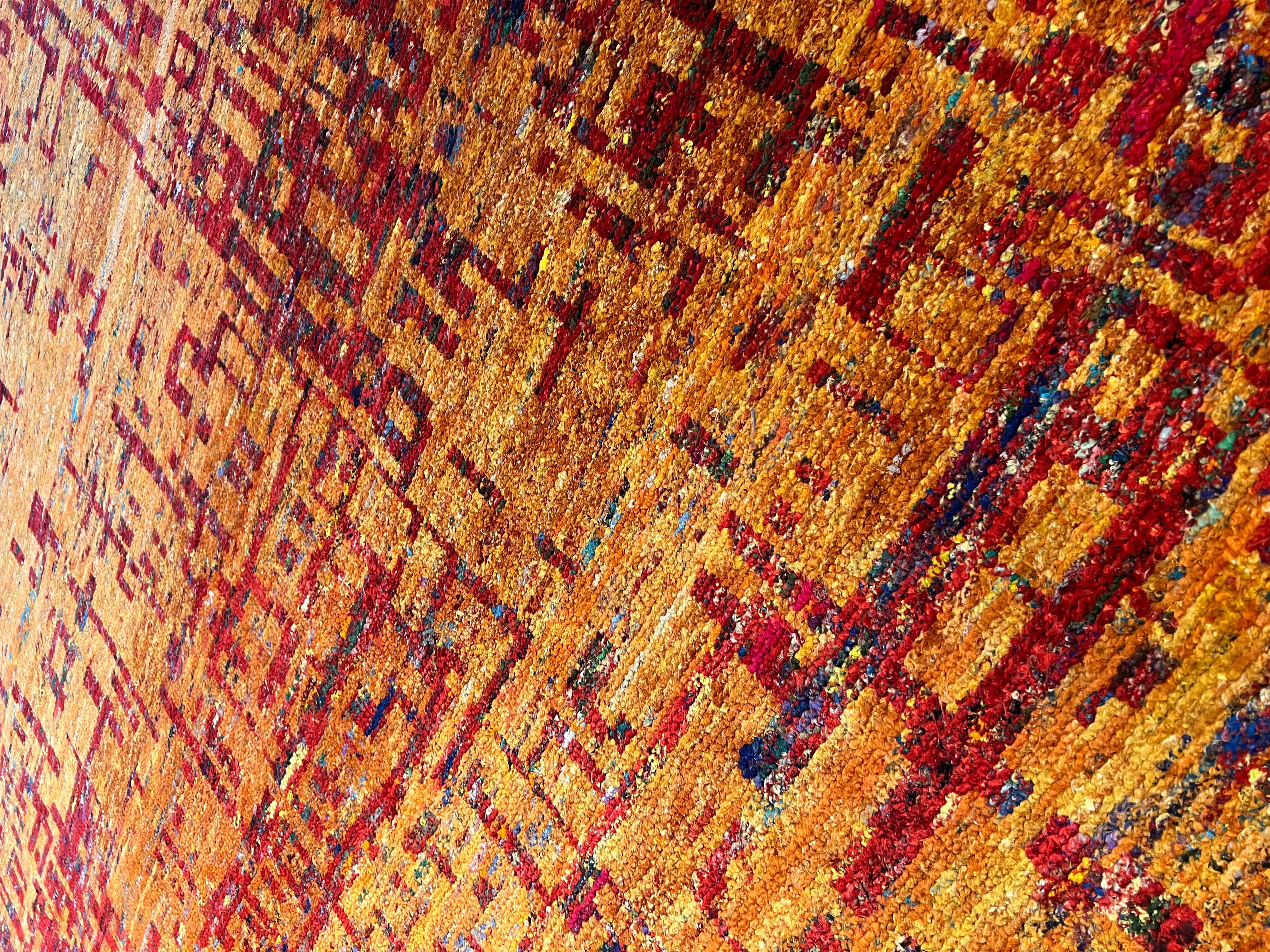 9'x12' Abstrakter Grunge Design-Teppich in Rot- und Orangetönen  im Angebot 2