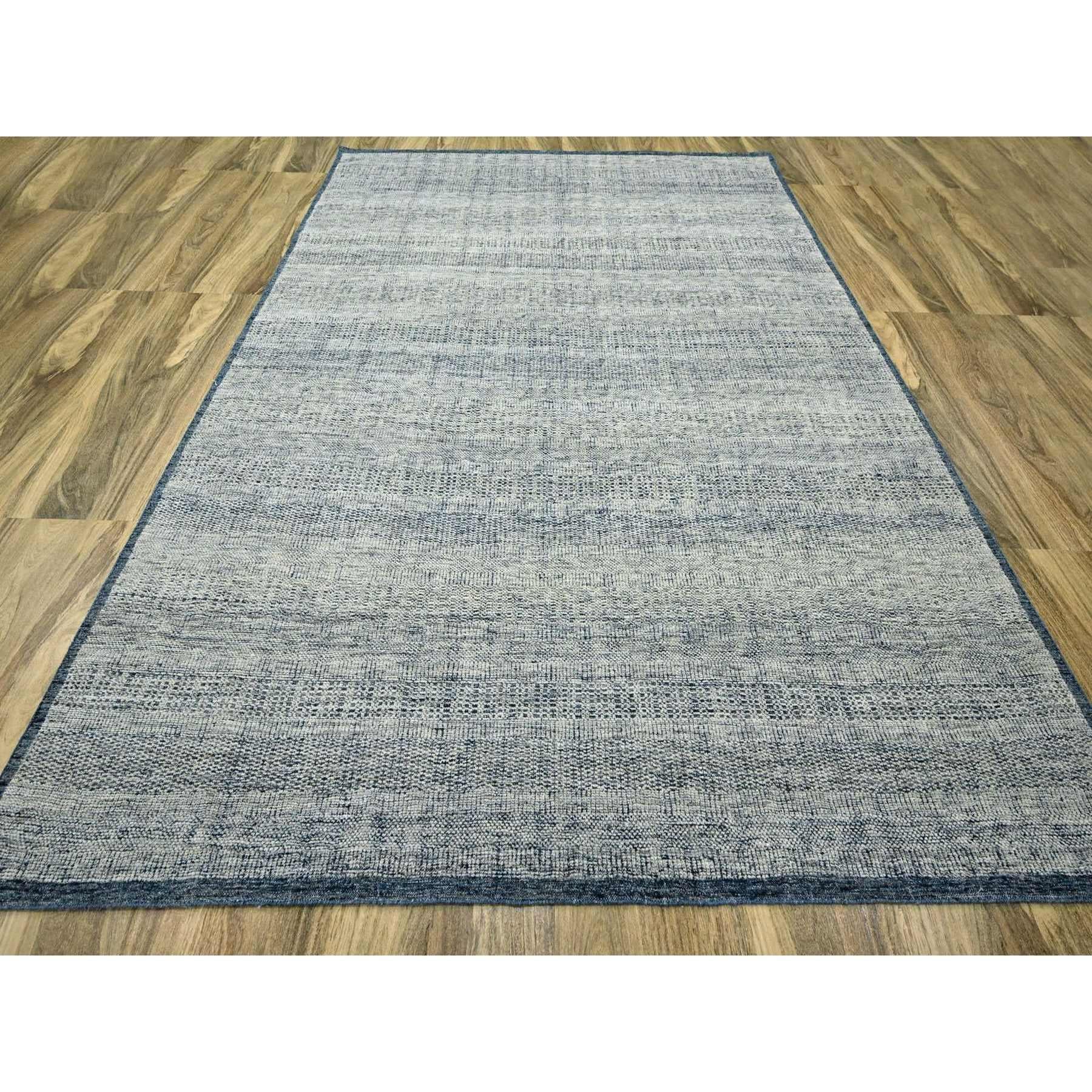 Azul Egeo con marfil, lana orgánica, diseño de hierba oxidada y desgastada con urdimbres expuestas, anudada a mano, alfombra oriental
Materiales primarios: Lana
Látex: Sin pelo 
altura: 0,25 Pulgadas
Estilo: Contemporáneo
Color principal: