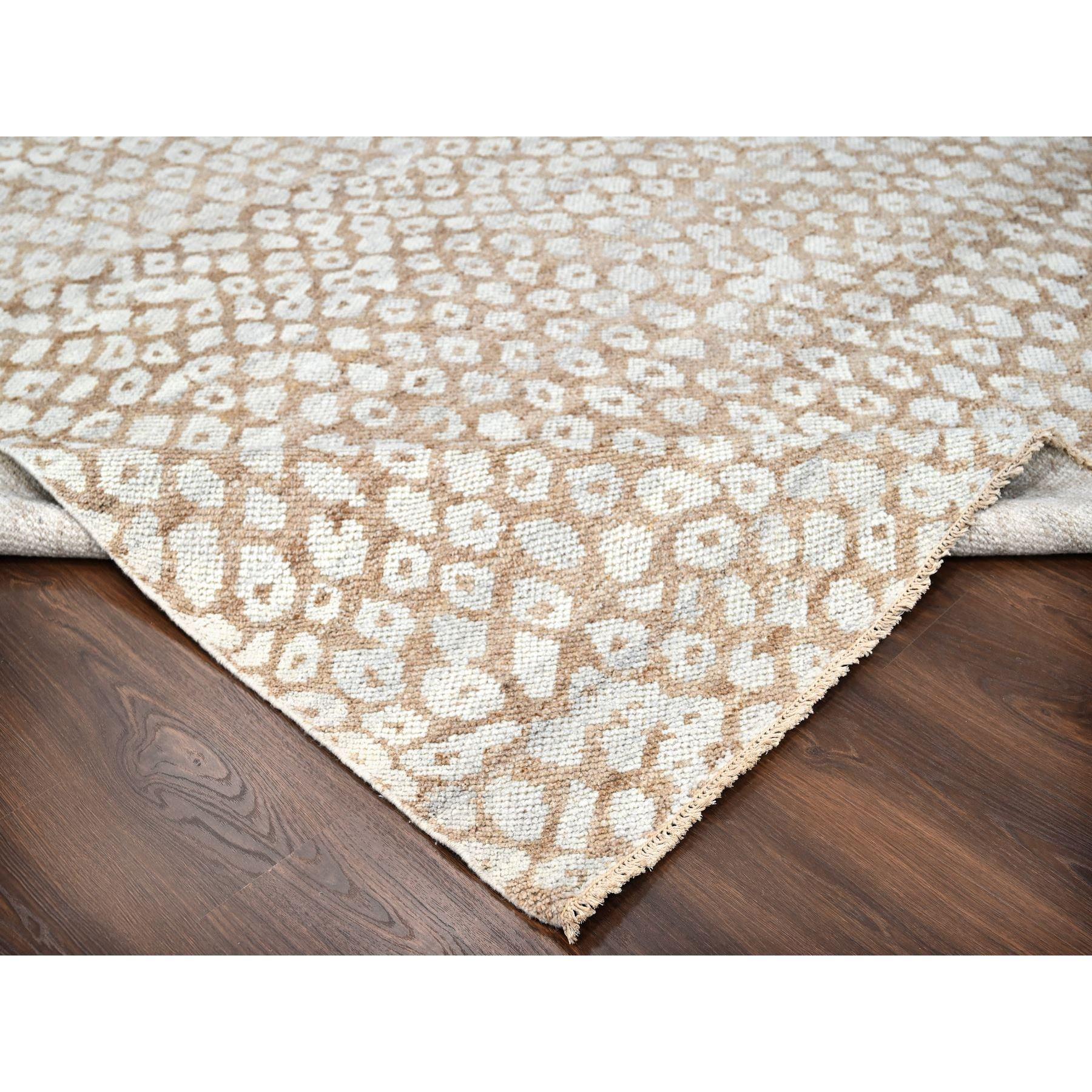9'x12'  Tapis d'Orient en laine naturelle cropped thin Almond Brown, noué à la main Neuf - En vente à Carlstadt, NJ