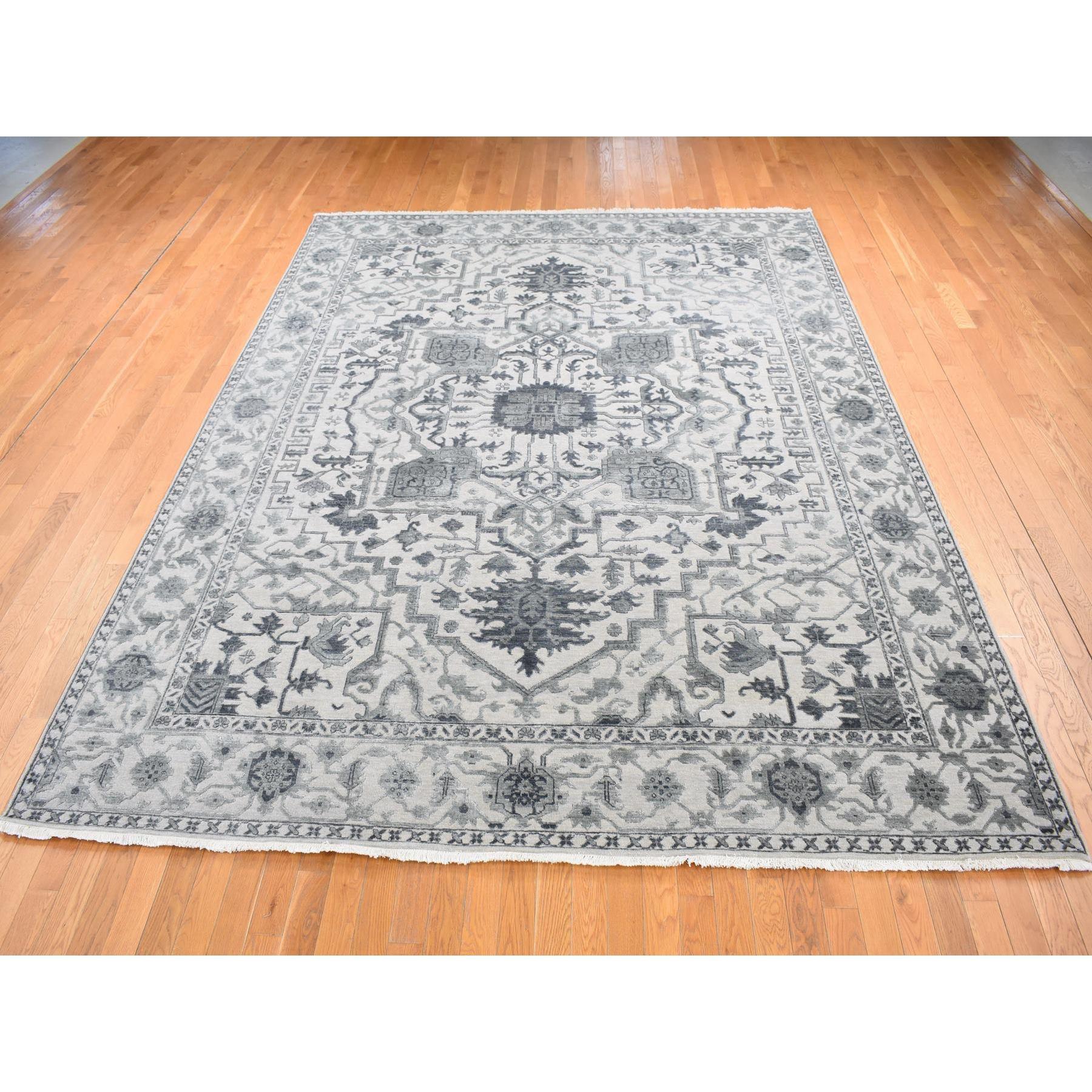 Ash Grey, Heriz Design with All Over Pattern Vegetable Dyes, Wool and Silk Hand Knotted, Tapis d'Orient
Matériaux primaires : Laine et soie
Latex : Pas de poils 
hauteur : 0,25 pouces
Style : Traditionnel
Couleur primaire : Gris
Couleurs secondaires
