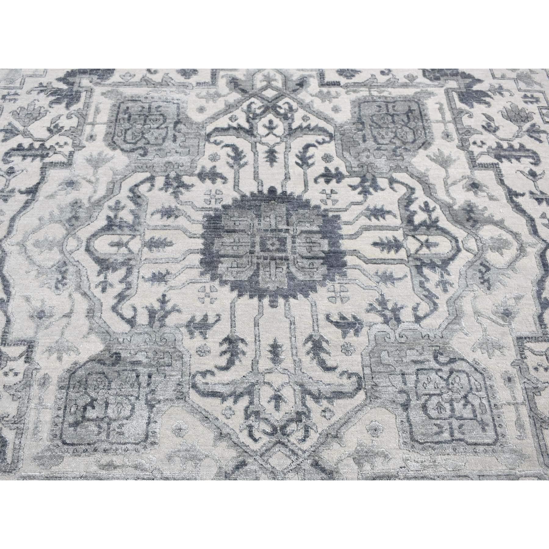 Soie 9'x12' Ash Grey Heriz Design Wool and Silk Hand Knotsted Oriental Rug (tapis oriental en laine et soie nouée à la main) en vente