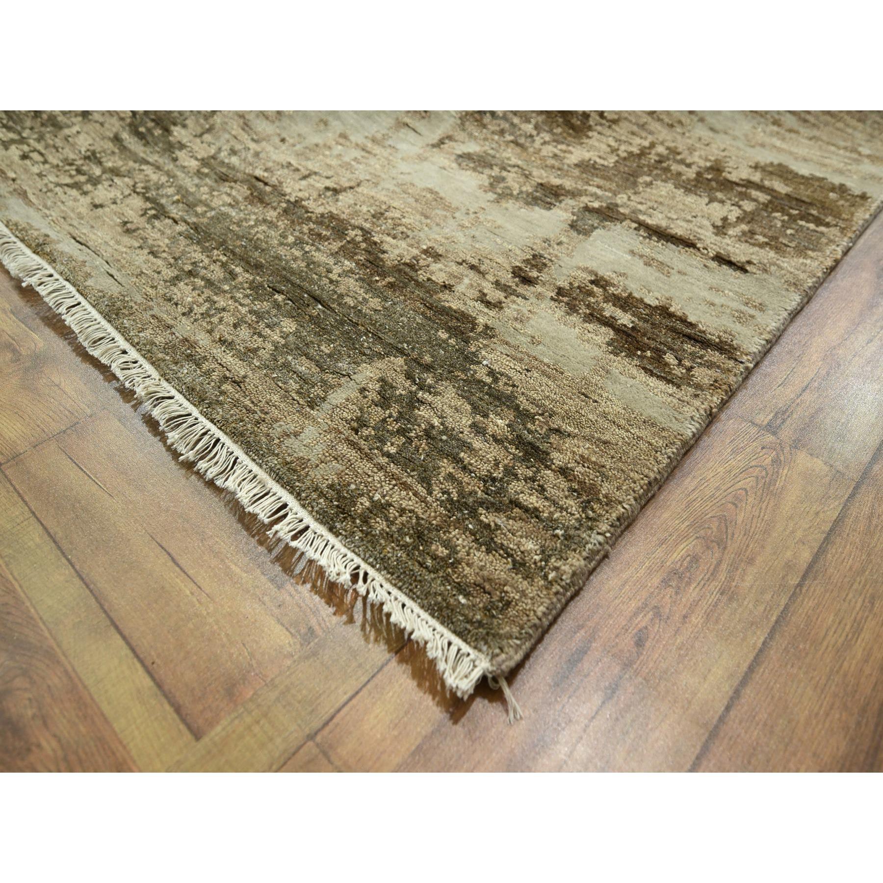 Tappeto 9'x12' Beige e Marrone dal design astratto moderno in lana e seta annodato a mano In condizioni Nuovo in vendita a Carlstadt, NJ