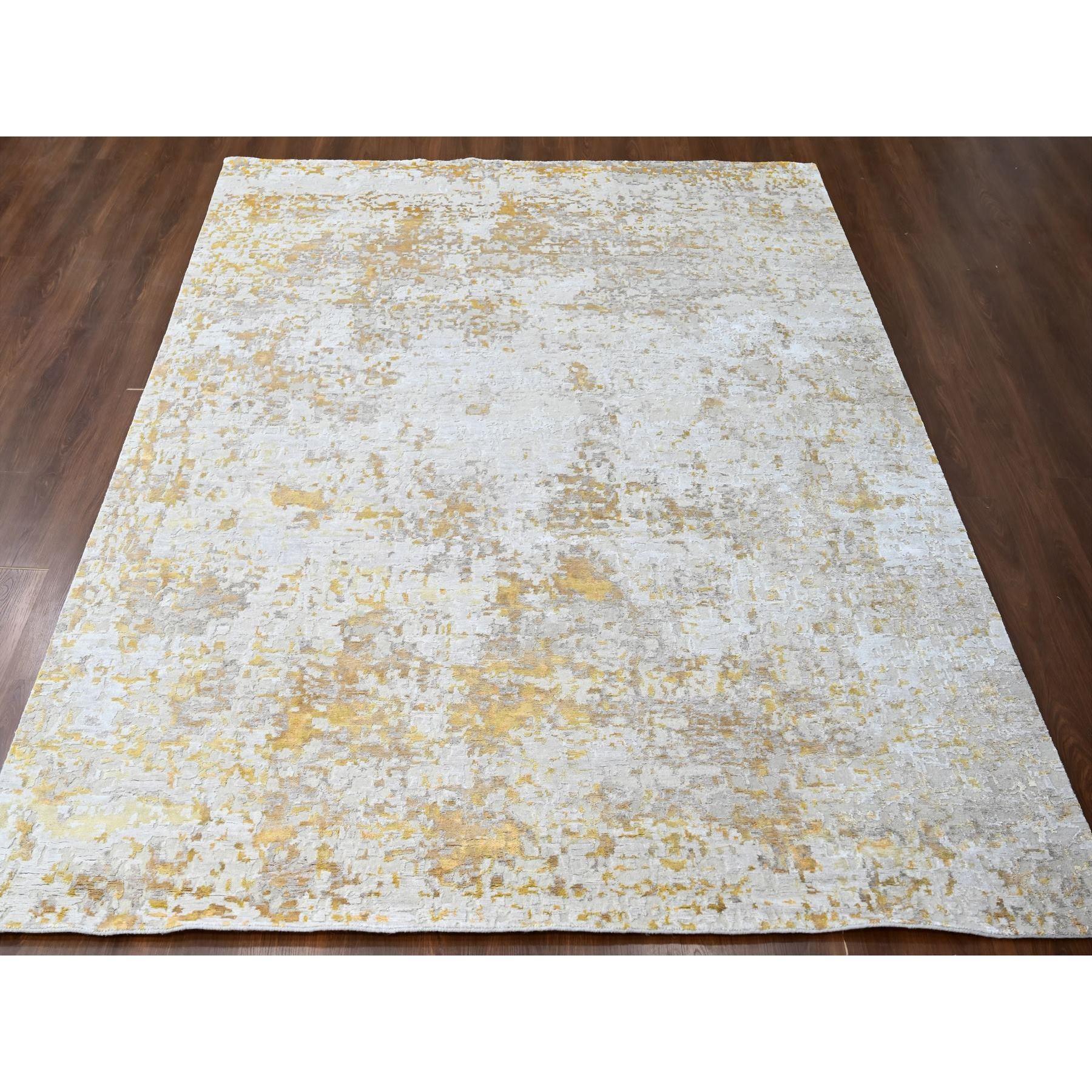 Beige mit Gold, Abstraktes Design, Wolle und Seide, Hoher niedriger Flor, Dicht gewebt, Handgeknüpft, Orientteppich
Primäre MATERIALIEN: Wolle & Seide
Latex: Kein Flor 
Höhe: 0,25 Zoll
Stil: AM Contemporary
Grundfarbe: Beige
Sekundäre Farben: Gelb,