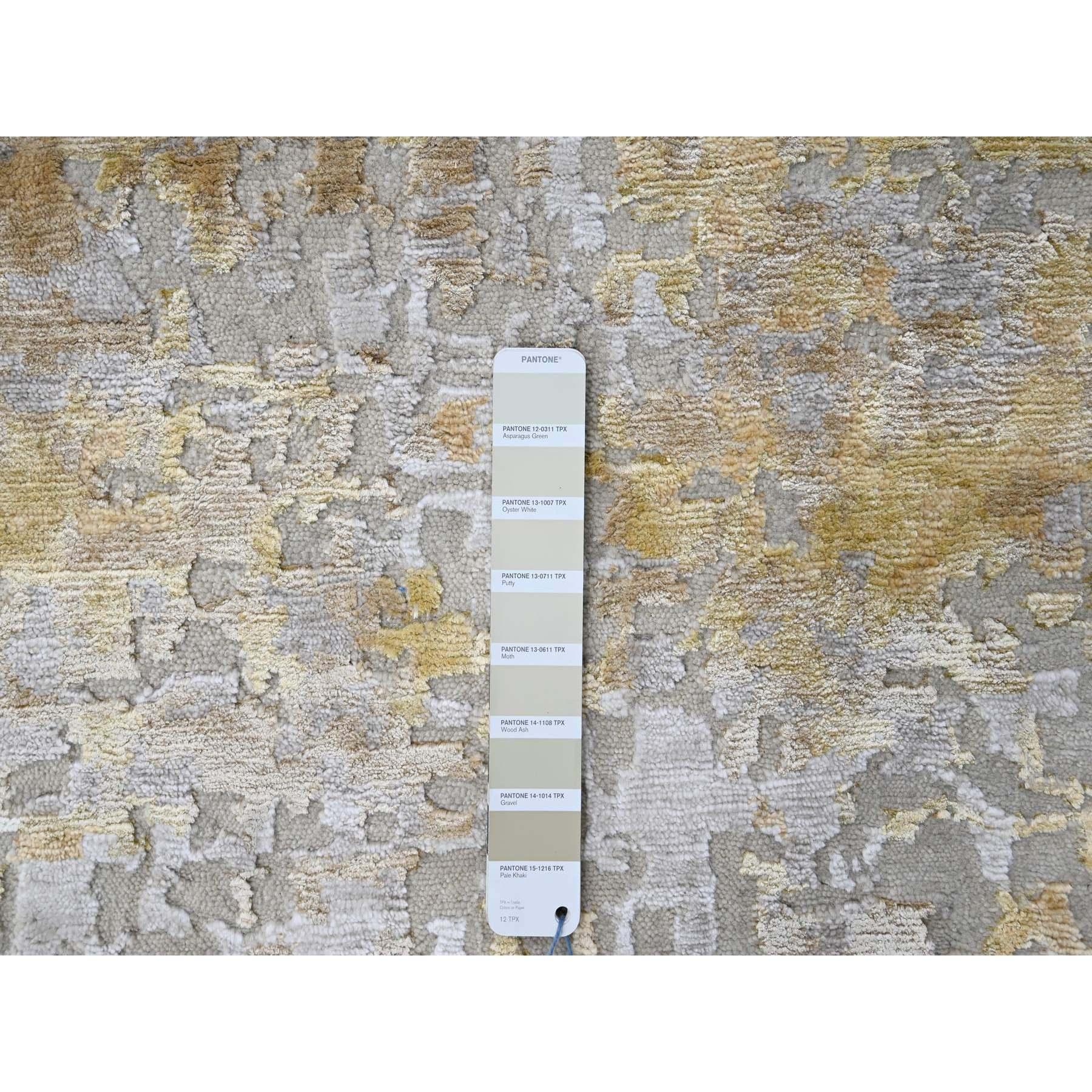 9'x12' Beige mit Gold, abstraktes Design, Wolle und Seide, handgeknüpfter Teppich (21. Jahrhundert und zeitgenössisch) im Angebot
