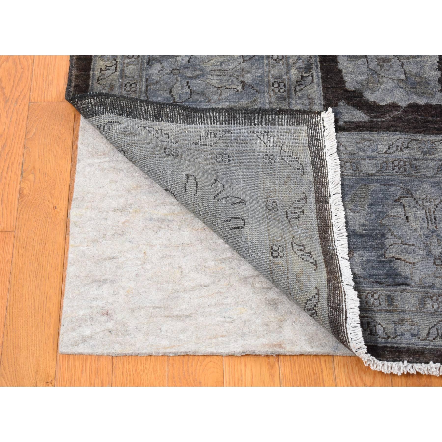 9'x12' Schwarzer überzogener afghanischer Peshawar-Teppich aus reiner Wolle, handgeknüpft (Handgeknüpft) im Angebot