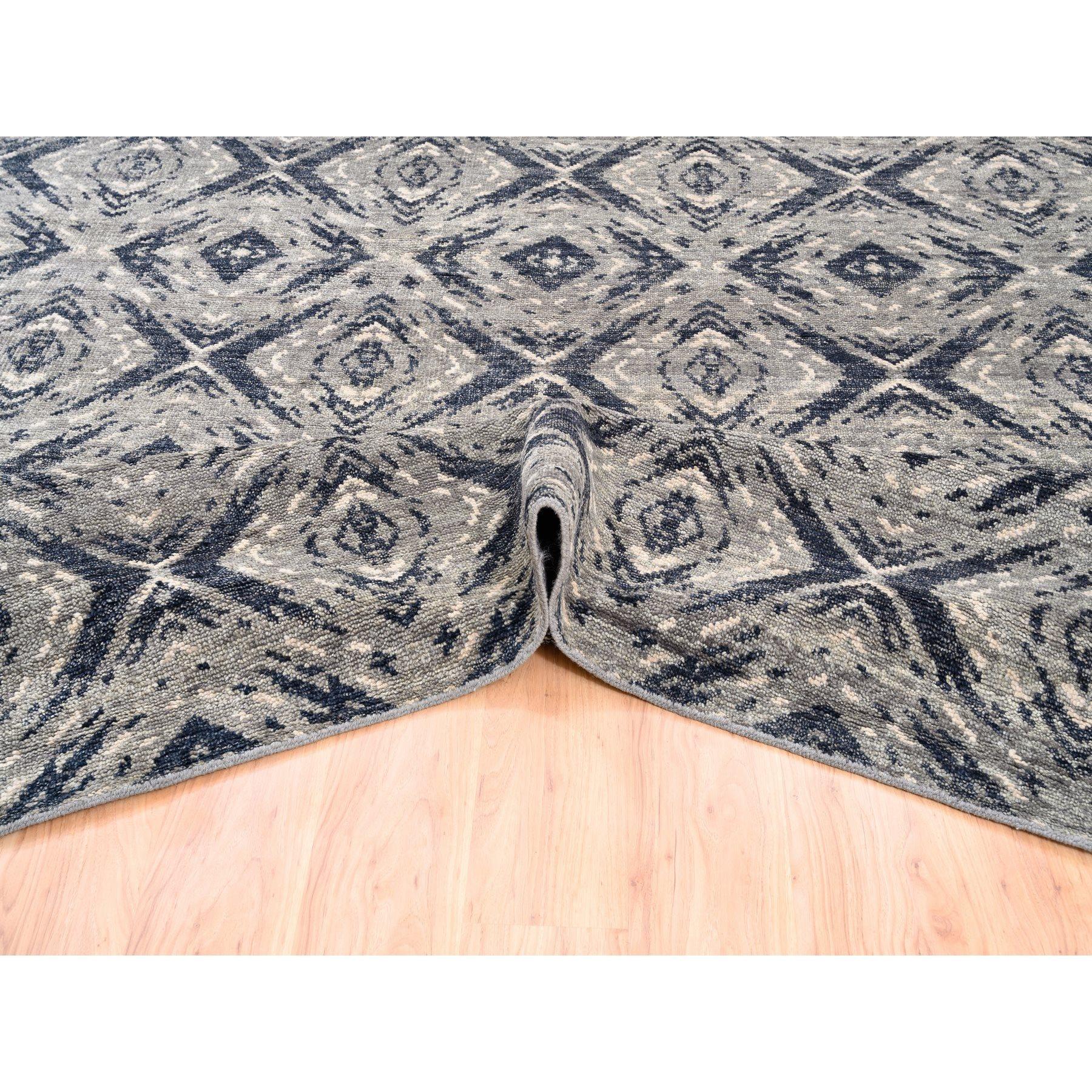9'x12' Black Supple Collection Modern All Over Square Design Erased Handmade Rug In New Condition For Sale In Carlstadt, NJ