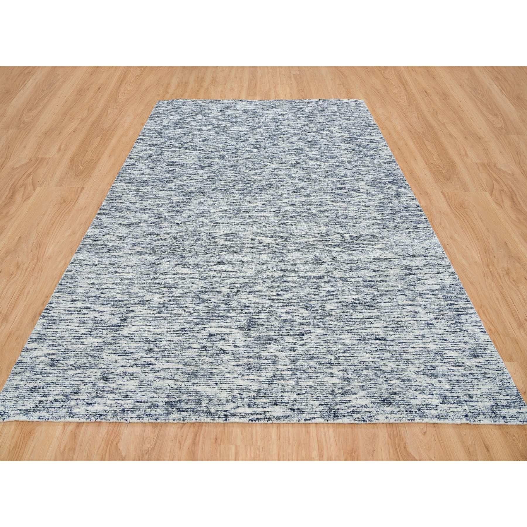 Blau und Elfenbein, Modernes Striae Design Weich im Griff, Reine Wolle Handgeknüpft, Orientteppich 
Primäre MATERIALIEN: Wolle
Latex: Kein Flor 
Höhe: 0,25 Zoll
Stil: Transitional
Grundfarbe: Blau
Sekundärfarben: Elfenbein, Grau, Schwarz
Muster: