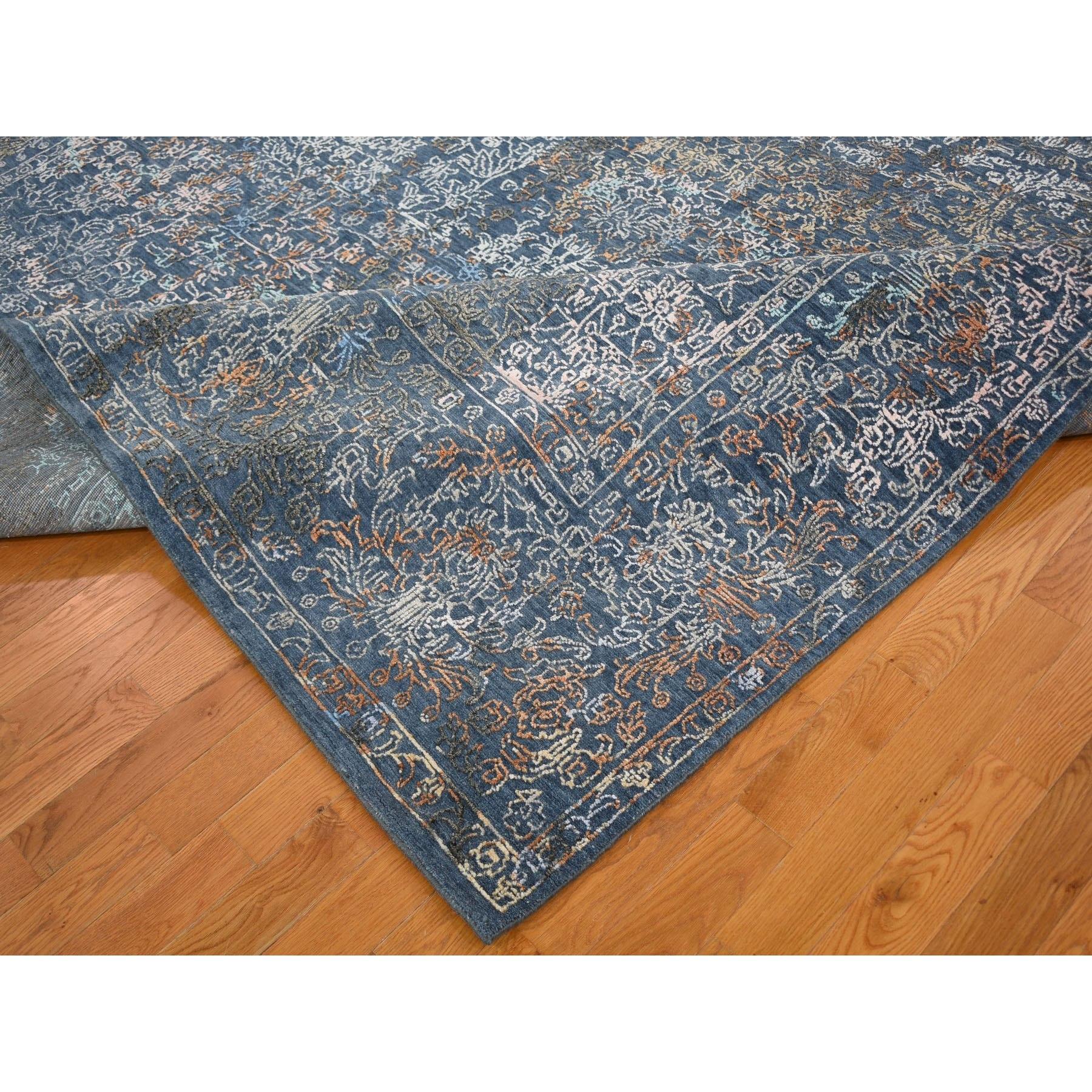 9'x12' Blauer handgeknüpfter orientalischer Teppich aus Wolle und Seide mit persischem Erased Persian Design (21. Jahrhundert und zeitgenössisch) im Angebot