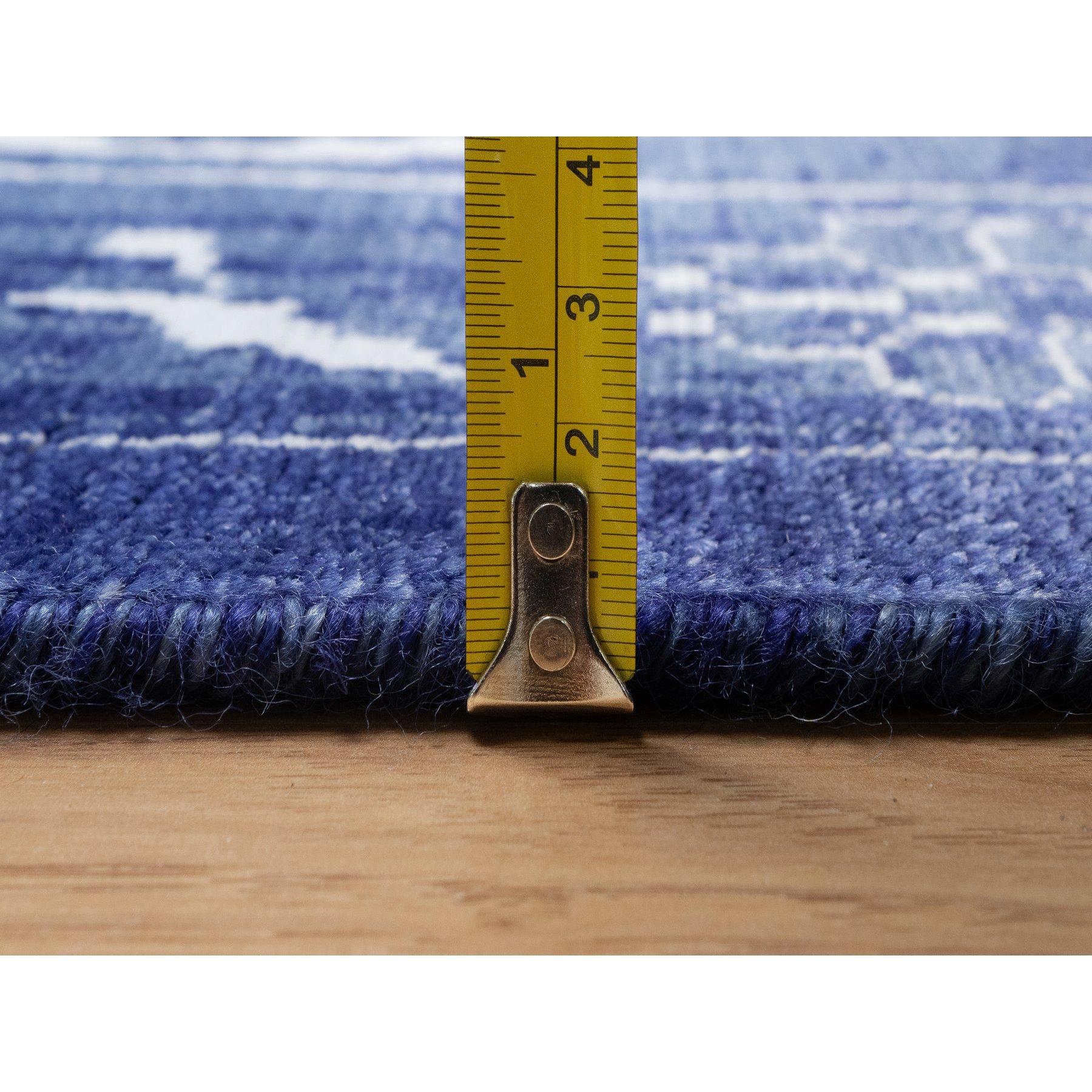 Alfombra de lana y seda anudada a mano azul de 9'x12' Tono sobre tono Tabriz con motivo de hojas en venta 2