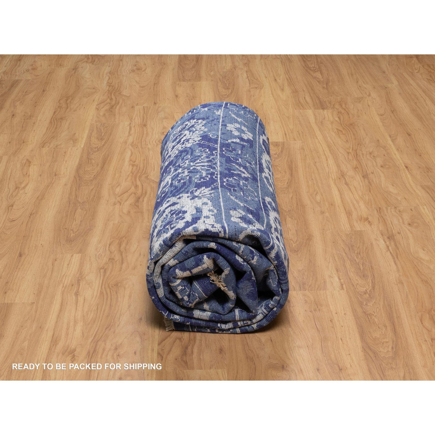 Alfombra de lana y seda anudada a mano azul de 9'x12' Tono sobre tono Tabriz con motivo de hojas en venta 1