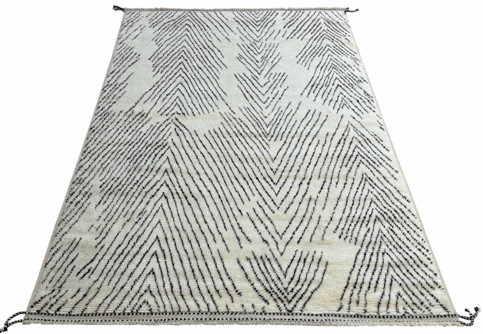 Rehaussez votre espace de vie avec le charme exquis de ce nouveau tapis moderne noué à la main en style berbère marocain Beni Ourain, fabriqué avec précision et soin à partir de 100 % de laine. Combinant l'attrait du style marocain avec des