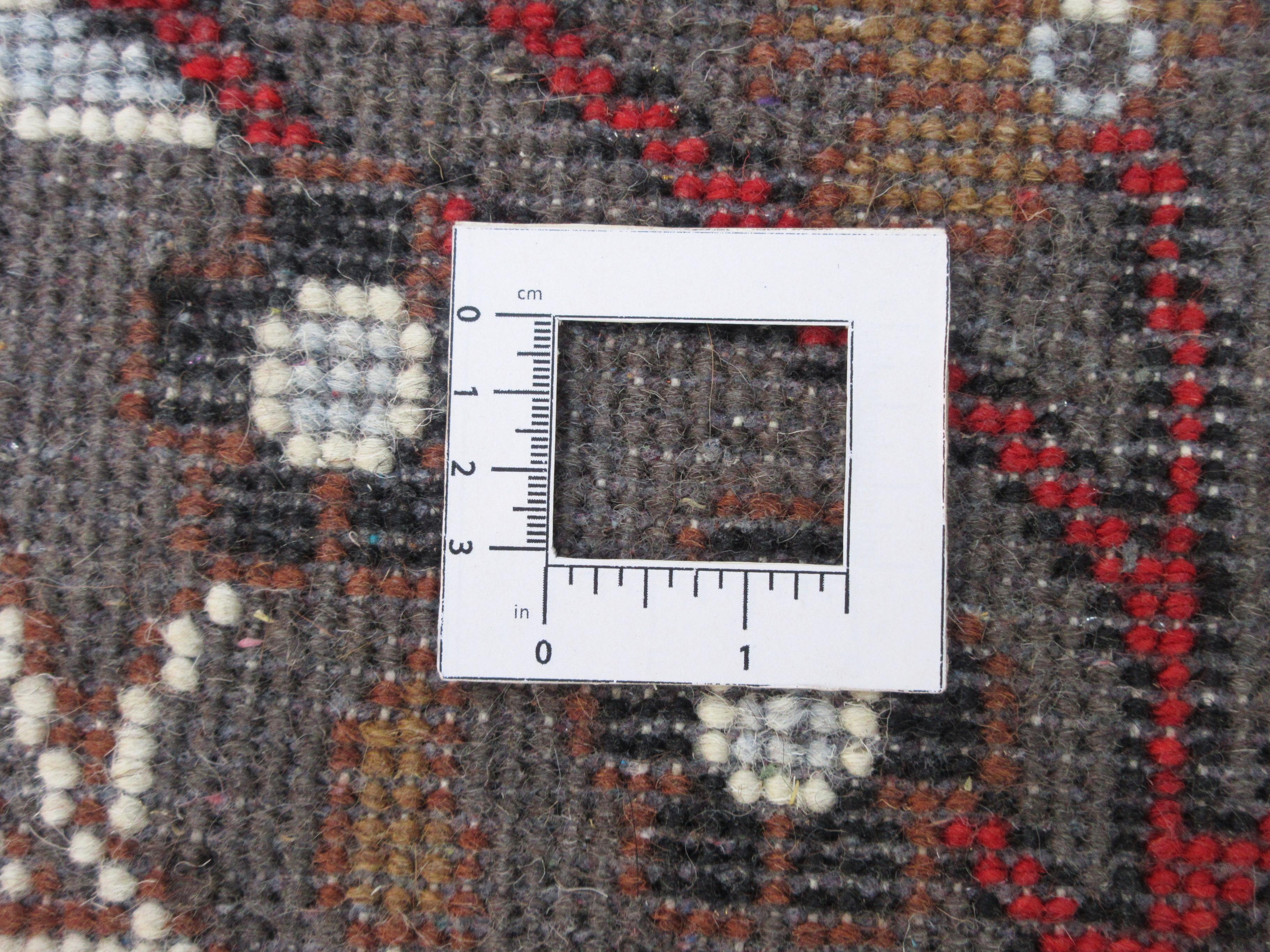 Tappeto marrone con design a forma di uccello in vendita 1