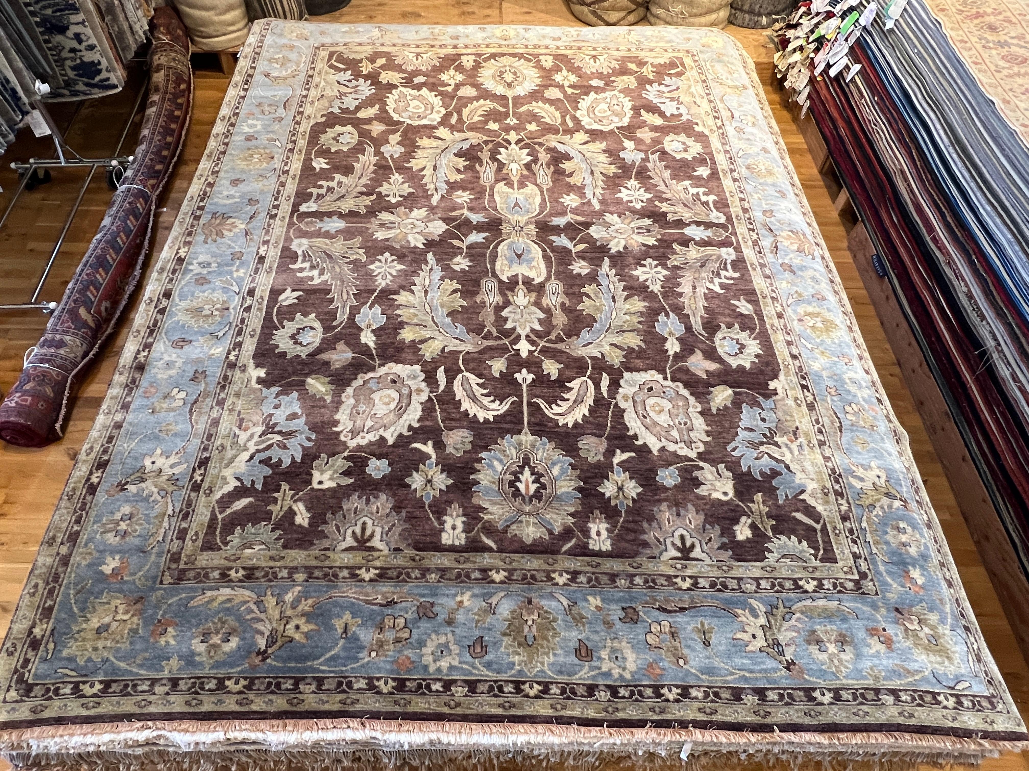 Verschönern Sie Ihren Raum mit unserem 9'x12' Teppich im persischen Design in Grau und Elfenbein, der in Indien handgeknüpft wurde. Mit seinem großartigen Übergangsdesign bringt dieser Teppich Stil und luxuriösen Komfort in jeden Raum. Sie besteht