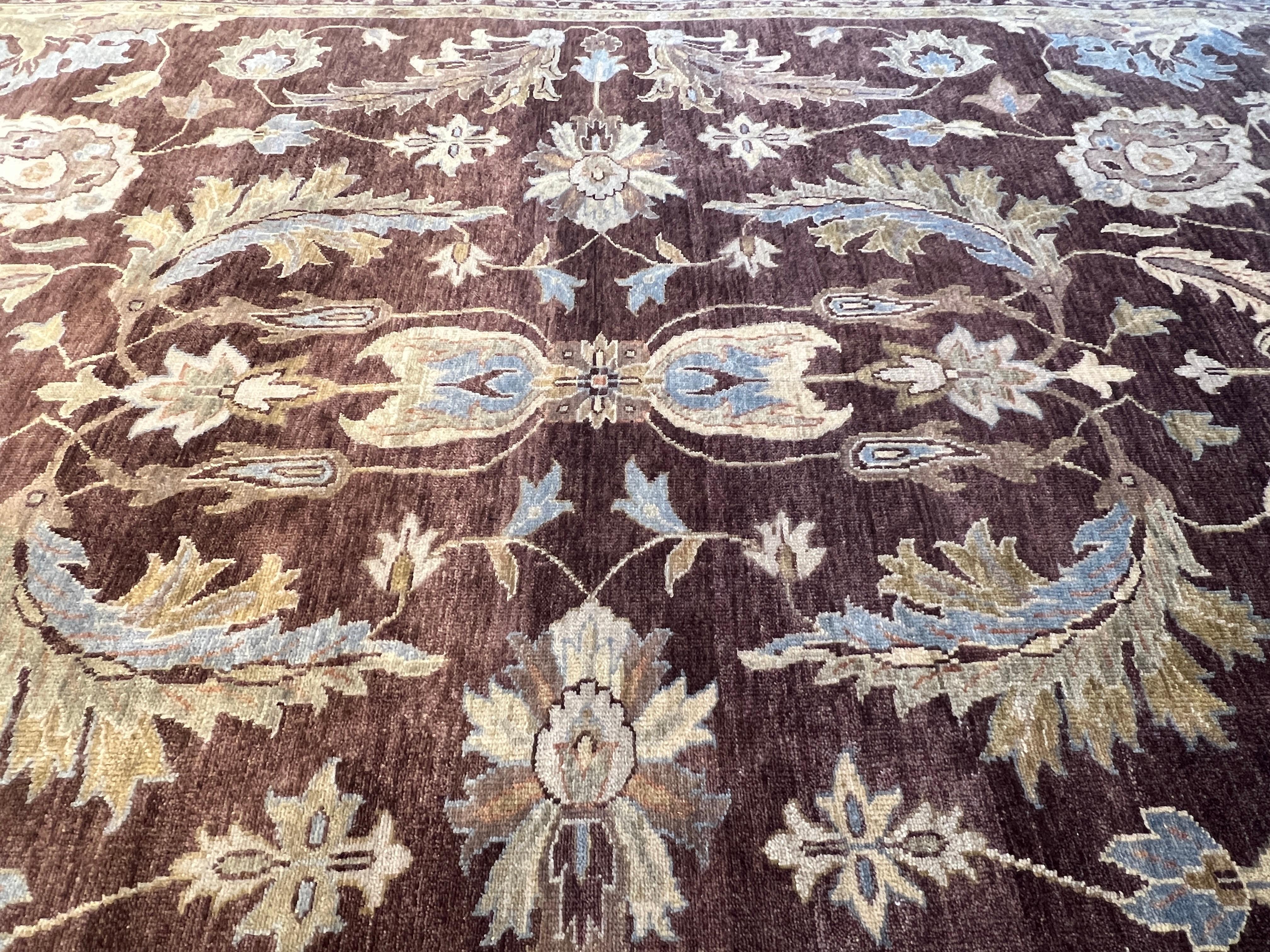 Tapis à motifs floraux bruns et bleus 9'x12' en vente 2