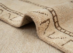9x12, kamelbeige, modern-minimalistisch mit Tribal-Rand, handgeknüpfter Teppich (G-15322)