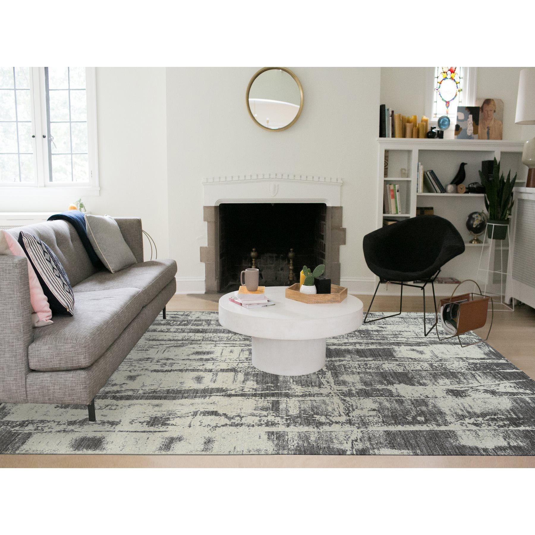 Dies ist eine wirklich echte one-of-a-kind Charcoal Black, Ton in Ton, Modernes Design, Jacquard Hand Loomed, Wolle und pflanzlicher Seide, Orientteppich. Es wurde monatelang in jahrhundertealten Webtechniken von erfahrenen Webern gewebt. 
Primäre