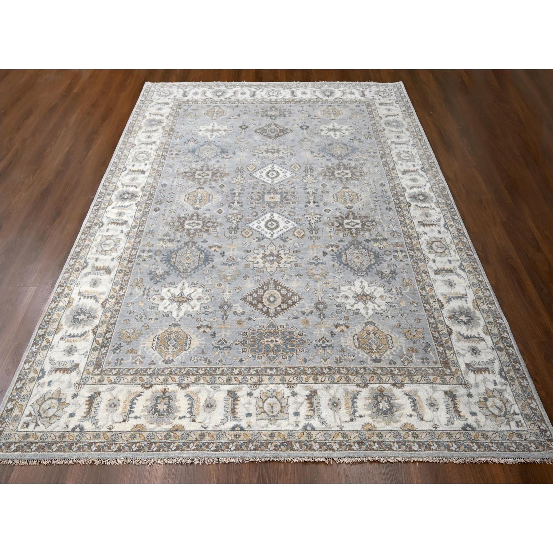 Chromgrau, Biowolle, Karajeh und geometrisches Design, handgeknüpft, Orientteppich. 
Primäre MATERIALIEN: Wolle
Latex: Kein Flor 
Höhe: 0,25 Zoll
Stil: Traditionell
Grundfarbe: Grau
Sekundäre Farben: Goldgelb, Bläuliches Grau, Cremefarbe,