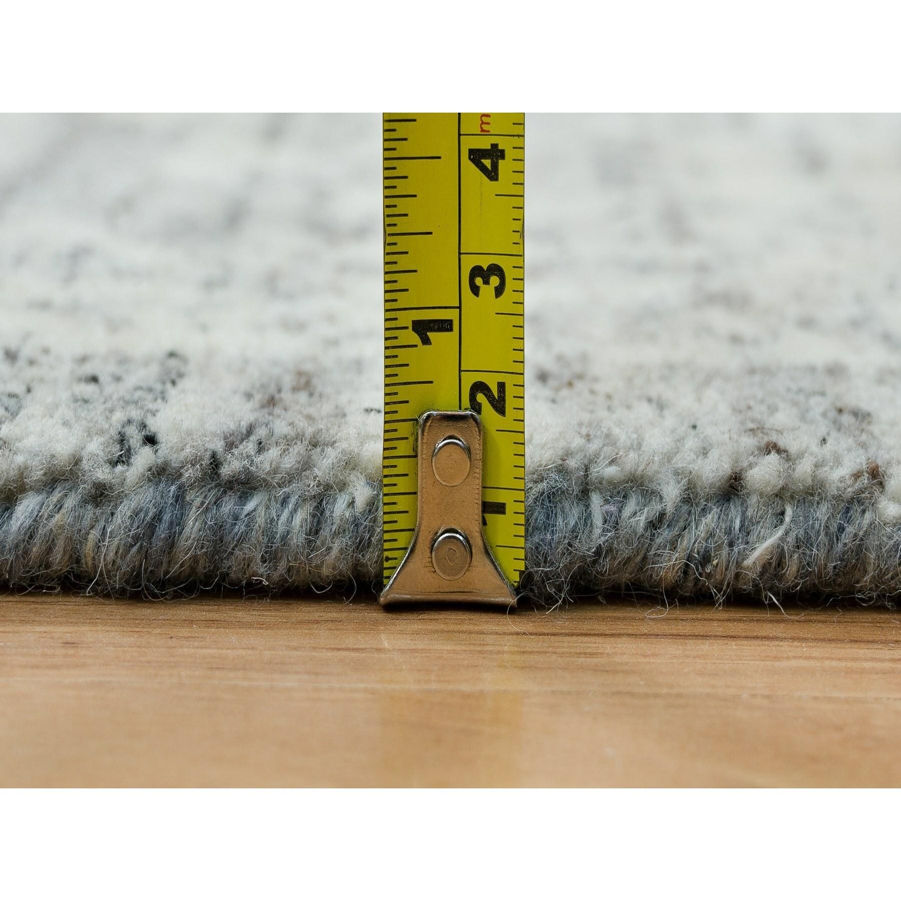 9'x12' Wolkengrauer Karajeh Design 100% Wolle Handgefalteter orientalischer Teppich im Angebot 4