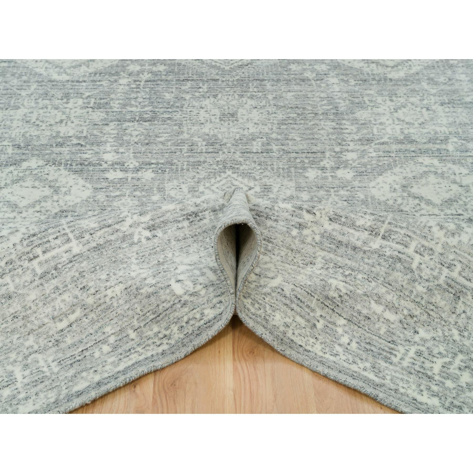 9'x12' Wolkengrauer Karajeh Design 100% Wolle Handgefalteter orientalischer Teppich im Zustand „Neu“ im Angebot in Carlstadt, NJ