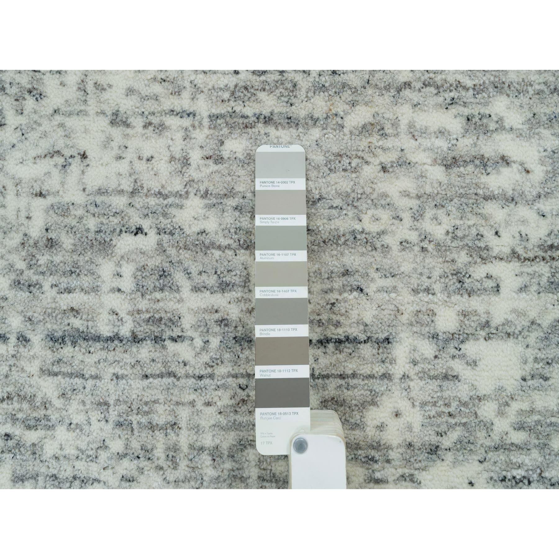 9'x12' Wolkengrauer Karajeh Design 100% Wolle Handgefalteter orientalischer Teppich im Angebot 1