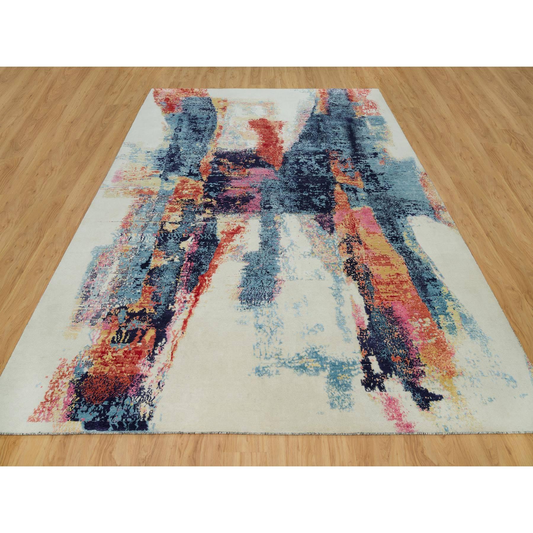 Il s'agit d'un véritable tapis d'Orient en laine, noué à la main, au design moderne, avec des motifs abstraits et une palette de peintres.  Il a été noué pendant des mois et des mois selon des techniques de tissage séculaires par des artisans