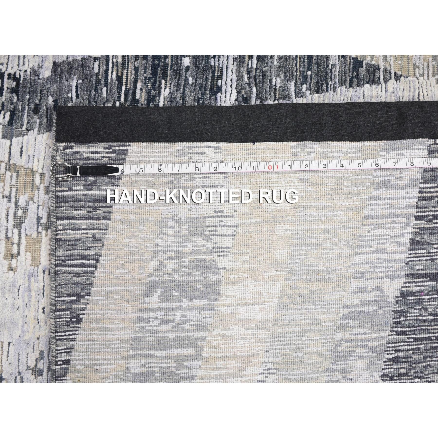 Alfombra anudada a mano de seda gris con textura de lana de 9'x12' DIMENSIONAL CURTAINS en venta 3