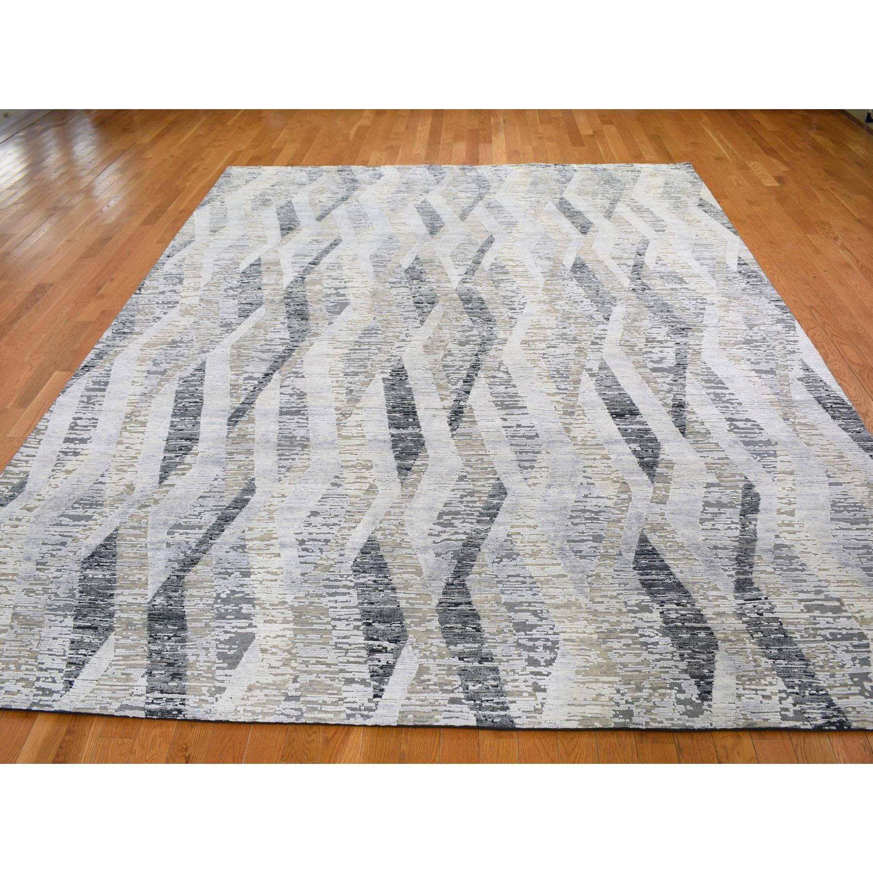 Se trata de una auténtica alfombra única DIMENSIONAL CURTAINS de seda gris con textura de lana anudada a mano. Ha sido anudada durante meses y meses en las centenarias técnicas artesanales del tejido persa por expertos artesanos.
Materiales
