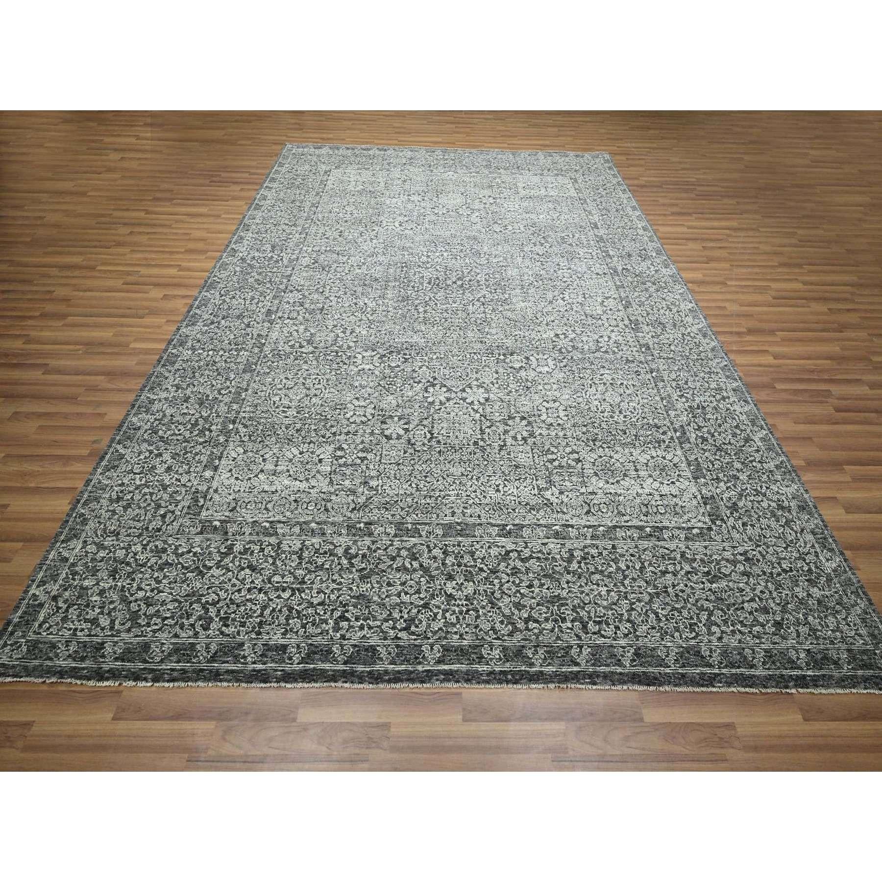 Taubengrau, Prähistorischer Einfluss des 14. Jahrhunderts, Mamluken Design, Natürliche Farbstoffe, Handgeknüpft, 100% Wolle, Orientteppich
Primäre MATERIALIEN: Wolle
Latex: Kein Flor 
Höhe: 0,25 Zoll
Stil: Traditionell
Grundfarbe: