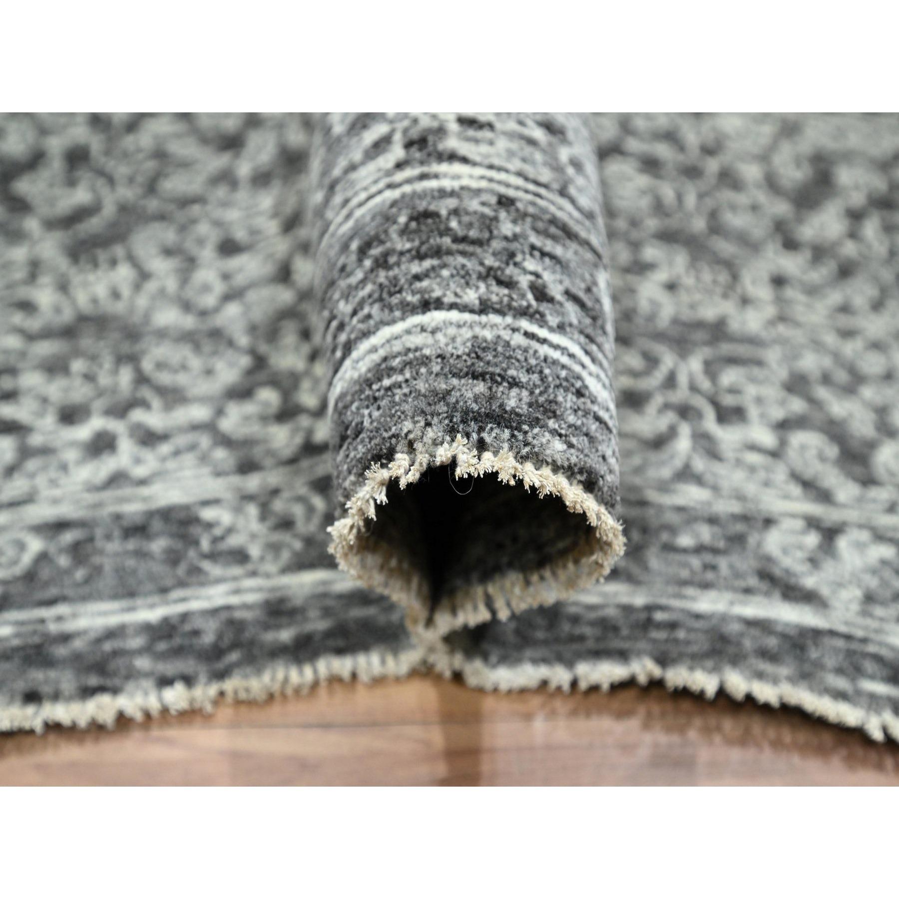 9'x12' Taubengrauer handgeknüpfter Wollteppich mit Mamluken-Einfluss aus dem 14. im Zustand „Neu“ im Angebot in Carlstadt, NJ