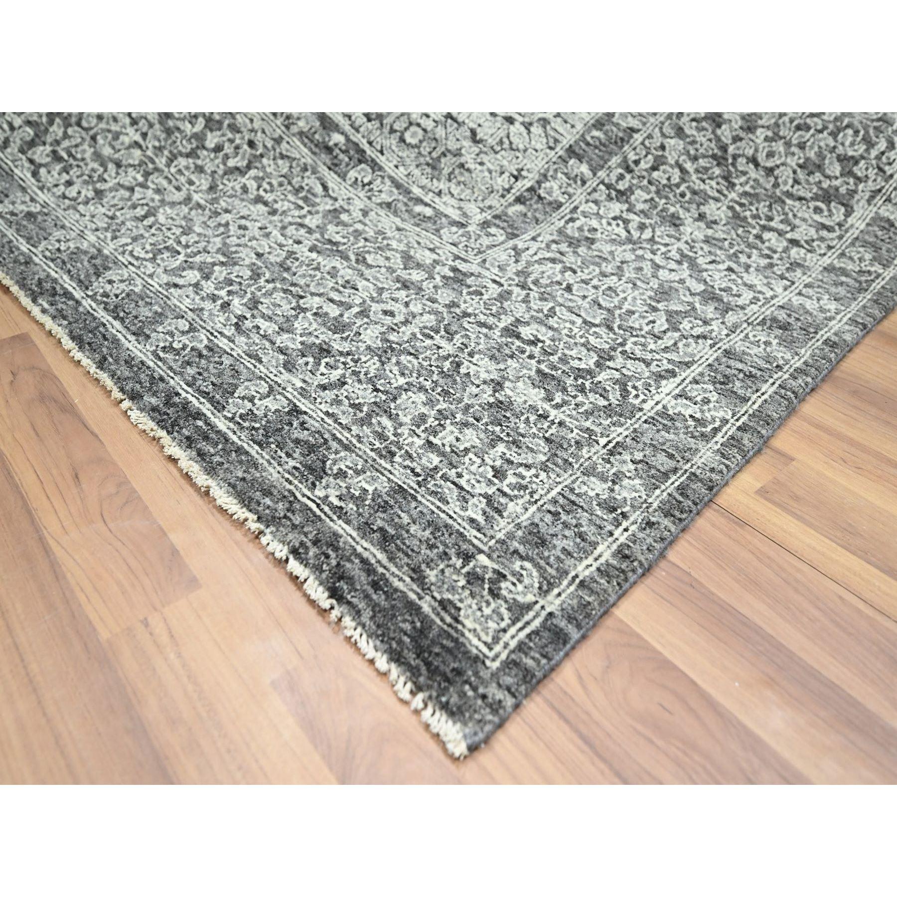 9'x12' Taubengrauer handgeknüpfter Wollteppich mit Mamluken-Einfluss aus dem 14. (21. Jahrhundert und zeitgenössisch) im Angebot