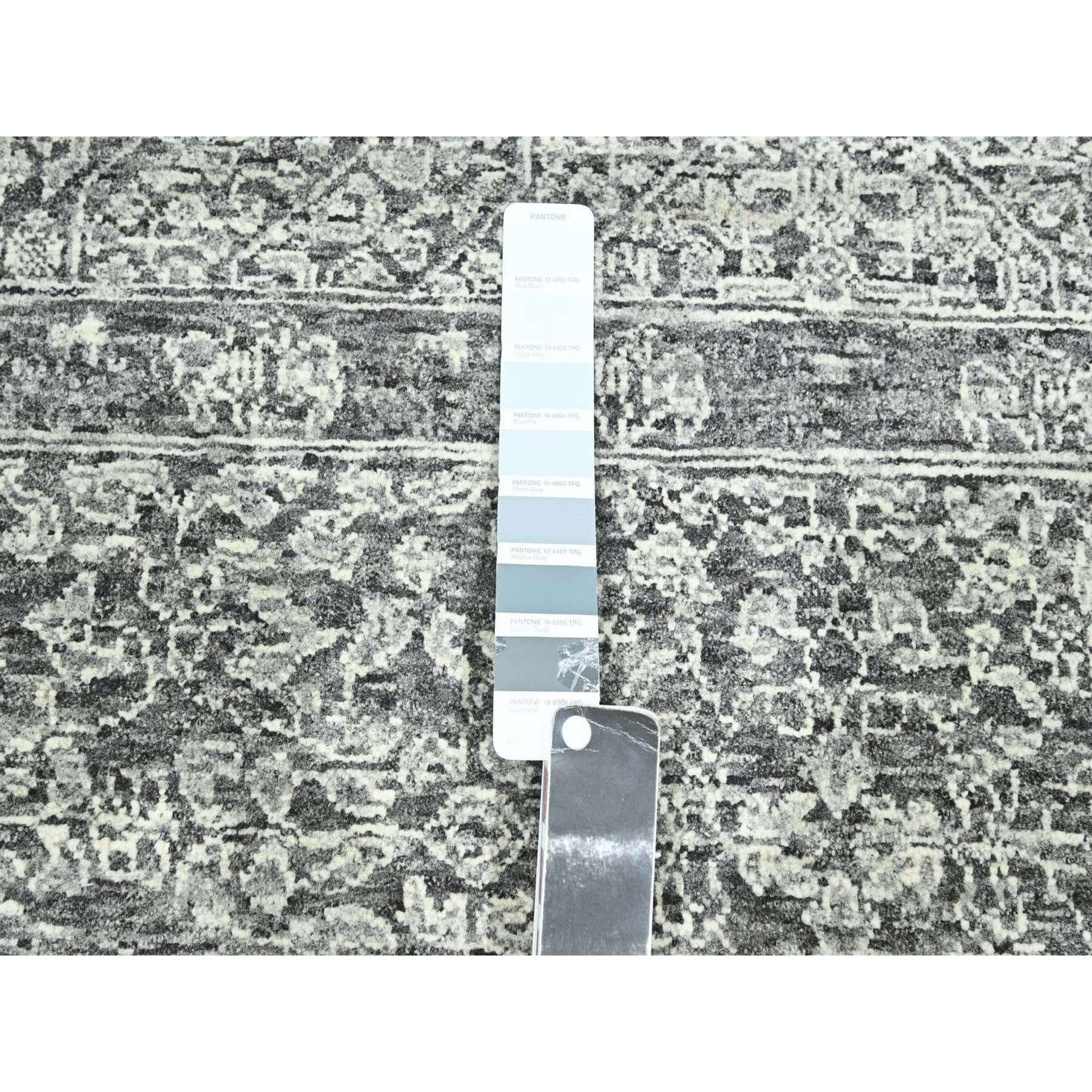 9'x12' Taubengrauer handgeknüpfter Wollteppich mit Mamluken-Einfluss aus dem 14. (Wolle) im Angebot