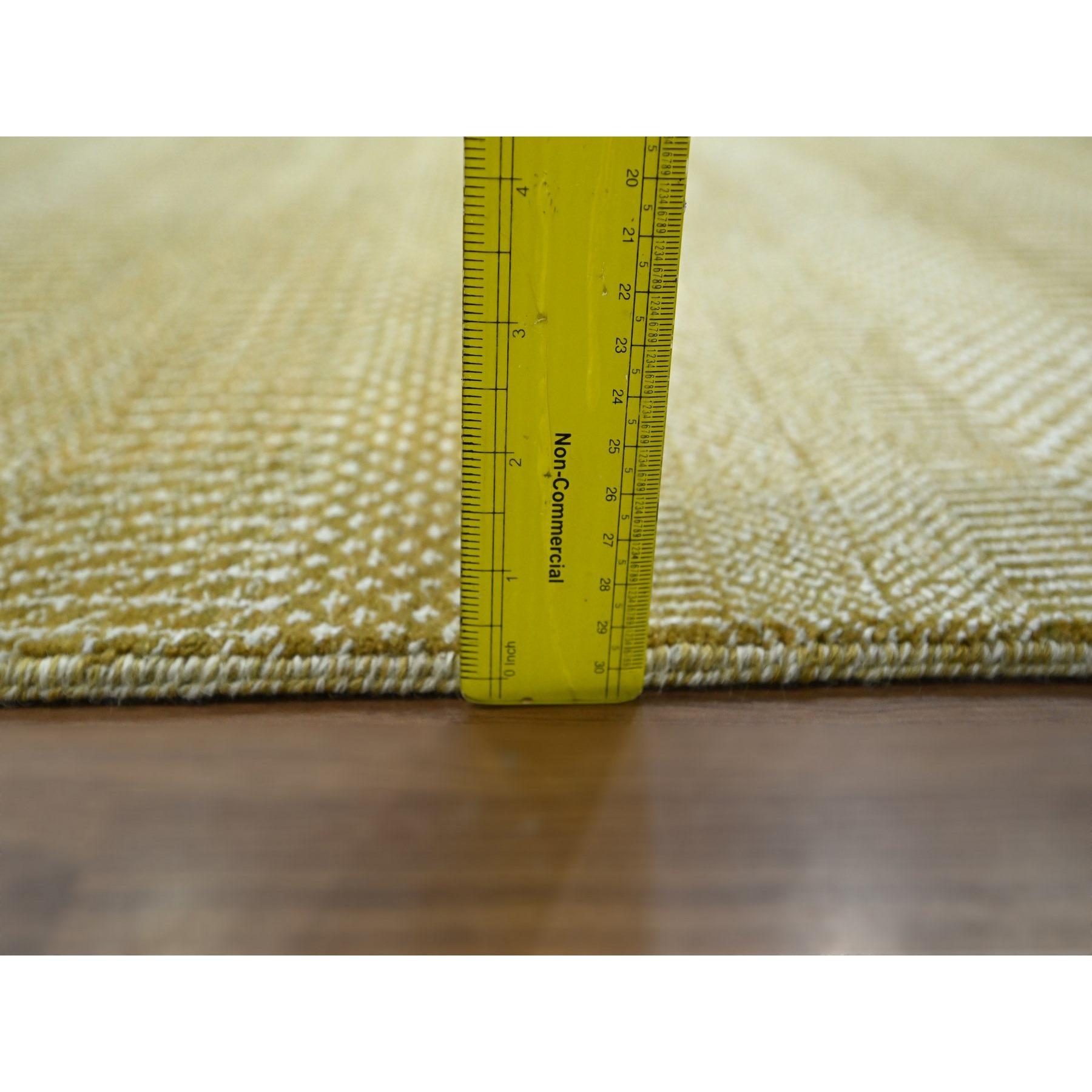 Alfombra de lana y seda anudada a mano sin bordes con diseño moderno de hierba marrón crudo de 9'x12' en venta 2