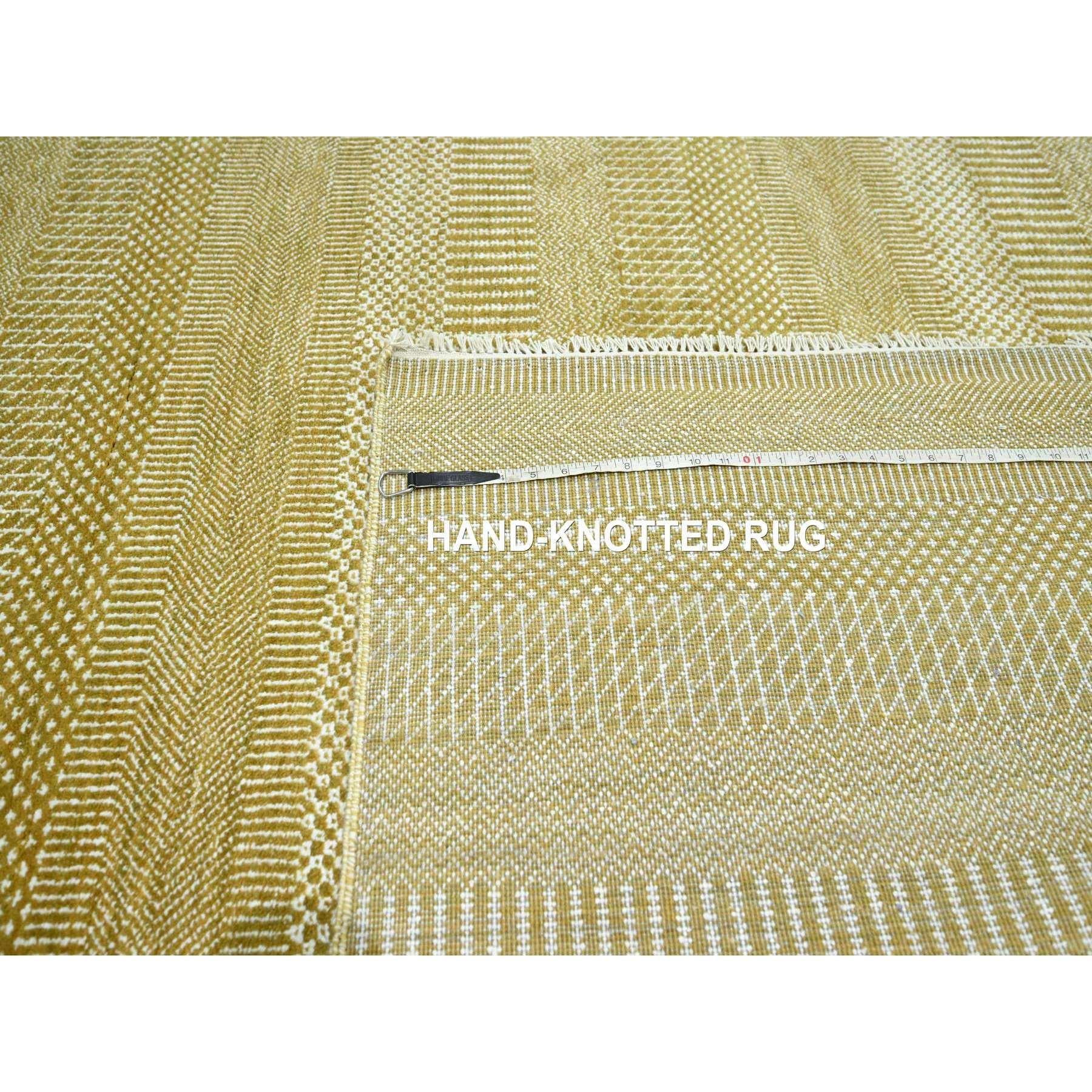 Alfombra de lana y seda anudada a mano sin bordes con diseño moderno de hierba marrón crudo de 9'x12' en venta 3