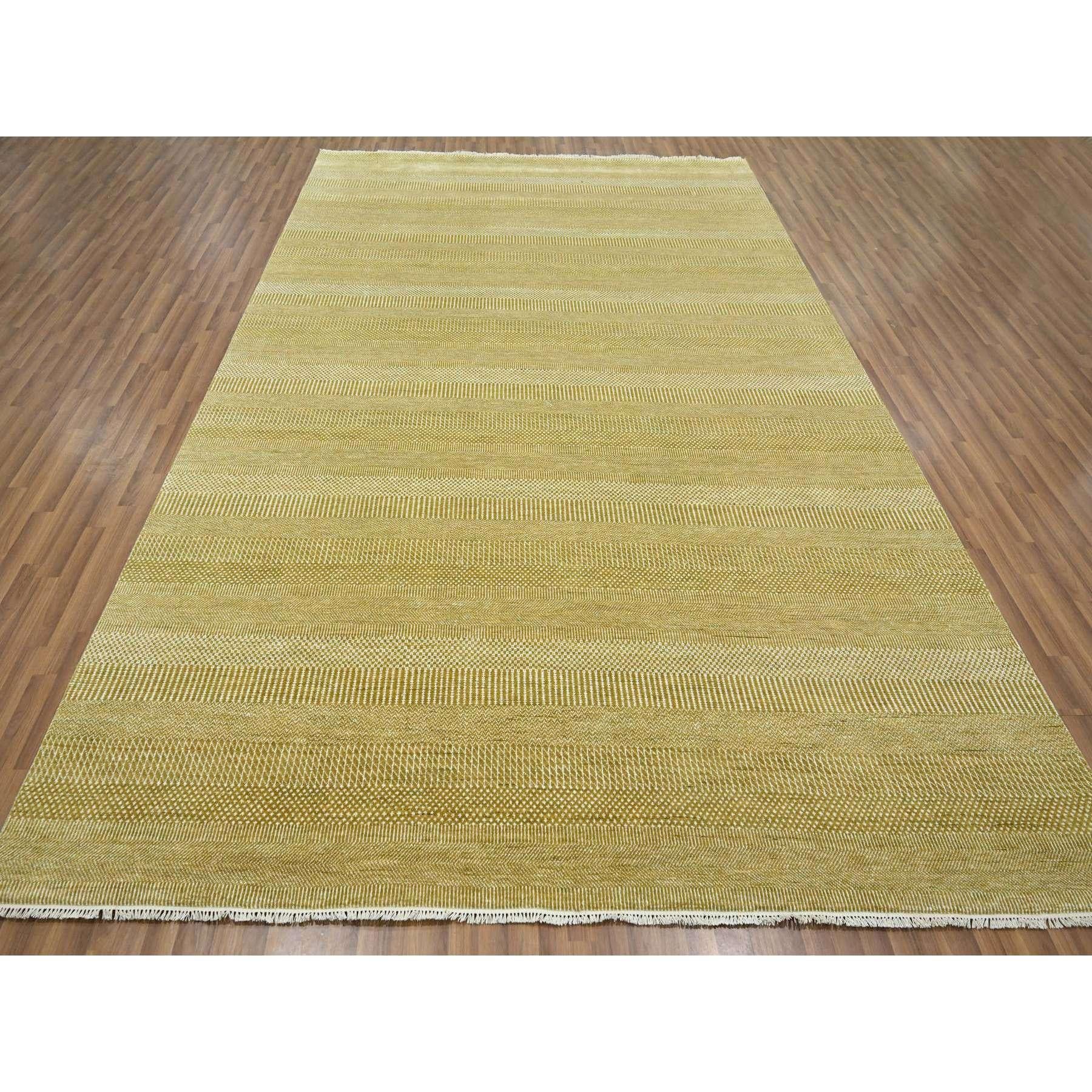 Marrón crudo, Diseño moderno de hierba, Sin bordes, Tejido más denso, Tono sobre tono, Lana y seda, Exuberante y afelpada, Anudada a mano, Alfombra oriental
Materiales primarios: Lana y seda 
Látex: Sin pelo 
altura: 0,25 Pulgadas
Estilo: