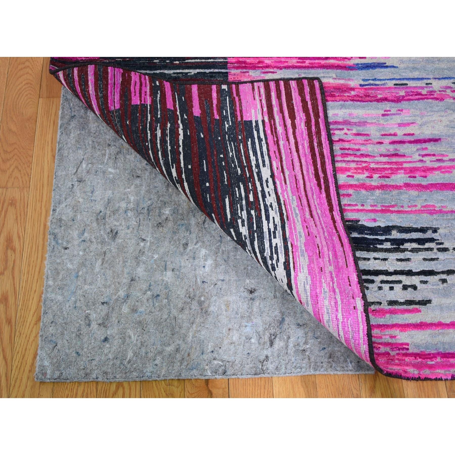 9'x12' Erased Horizontal Line Design Rosa Sari Seide mit strukturiertem Teppich (Handgeknüpft) im Angebot