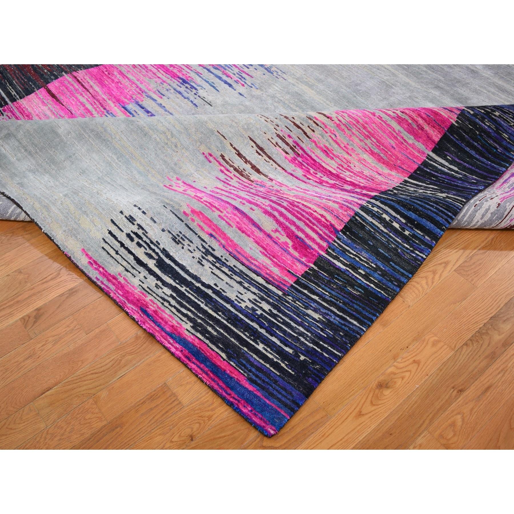 9'x12' Erased Horizontal Line Design Rosa Sari Seide mit strukturiertem Teppich (21. Jahrhundert und zeitgenössisch) im Angebot