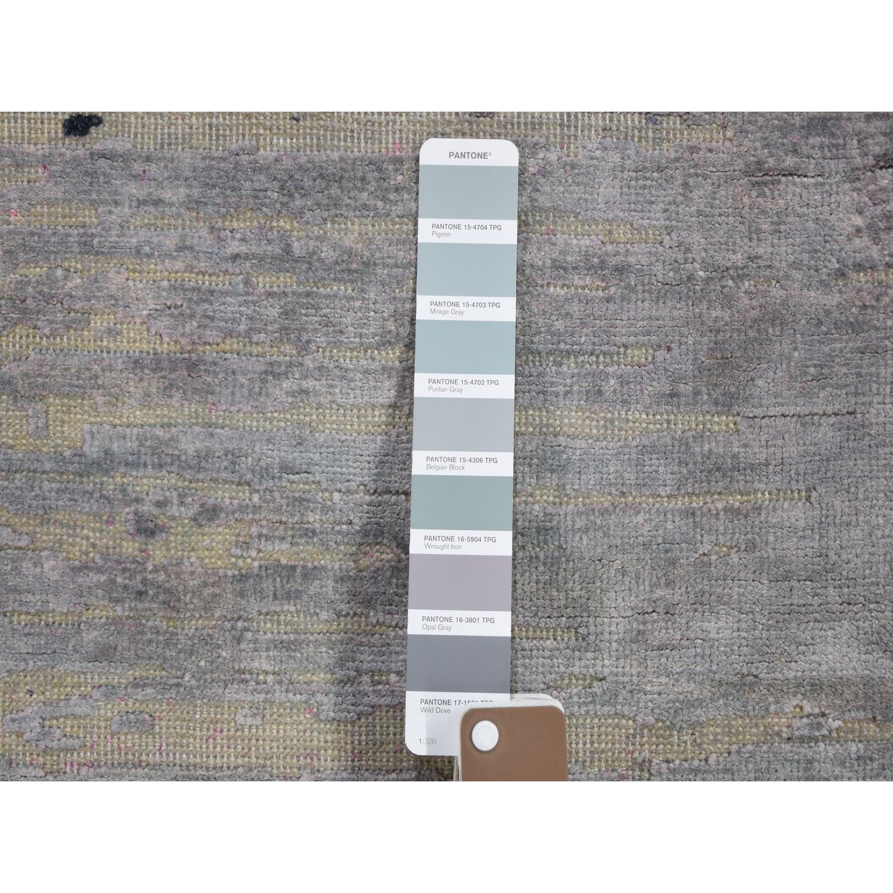 9'x12' Erased Horizontal Line Design Rosa Sari Seide mit strukturiertem Teppich im Angebot 1