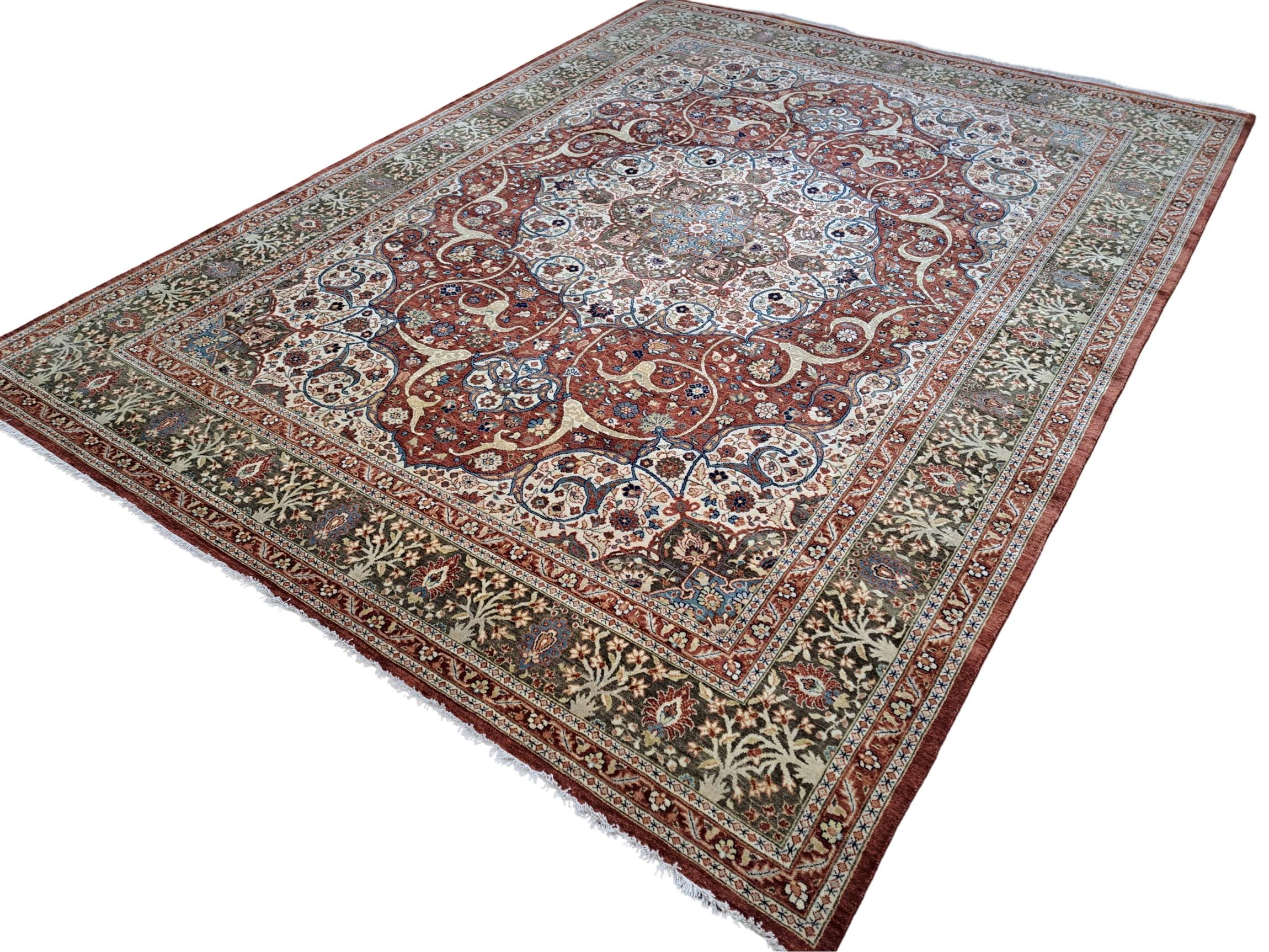 Porta a casa tua un'eleganza senza tempo con questo nuovissimo tappeto annodato a mano, ispirato al classico design Heriz del XVIII secolo.
Ogni pezzo è tessuto meticolosamente dai nostri maestri artigiani in India, utilizzando il 100% di lana