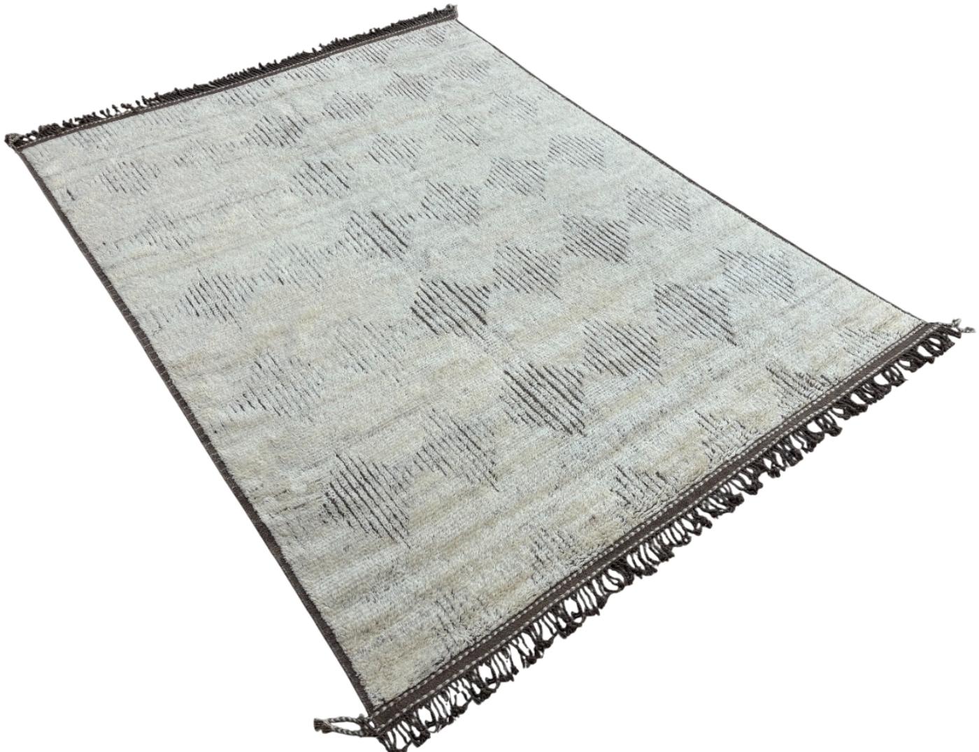 Rehaussez votre espace de vie avec le charme exquis de ce nouveau tapis moderne noué à la main en style berbère marocain Beni Ourain, fabriqué avec précision et soin à partir de 100 % de laine. Combinant l'attrait du style marocain avec des