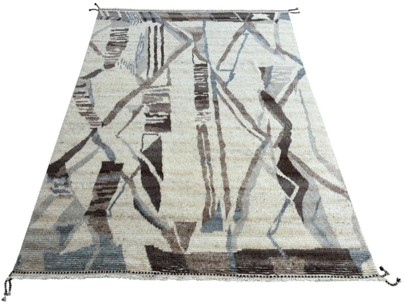 Eleva il tuo spazio abitativo con il fascino squisito di questo nuovo tappeto moderno annodato a mano dal design berbero marocchino Beni Ourain, realizzato con precisione e cura in lana al 100%. Combinando il fascino dello stile marocchino con la
