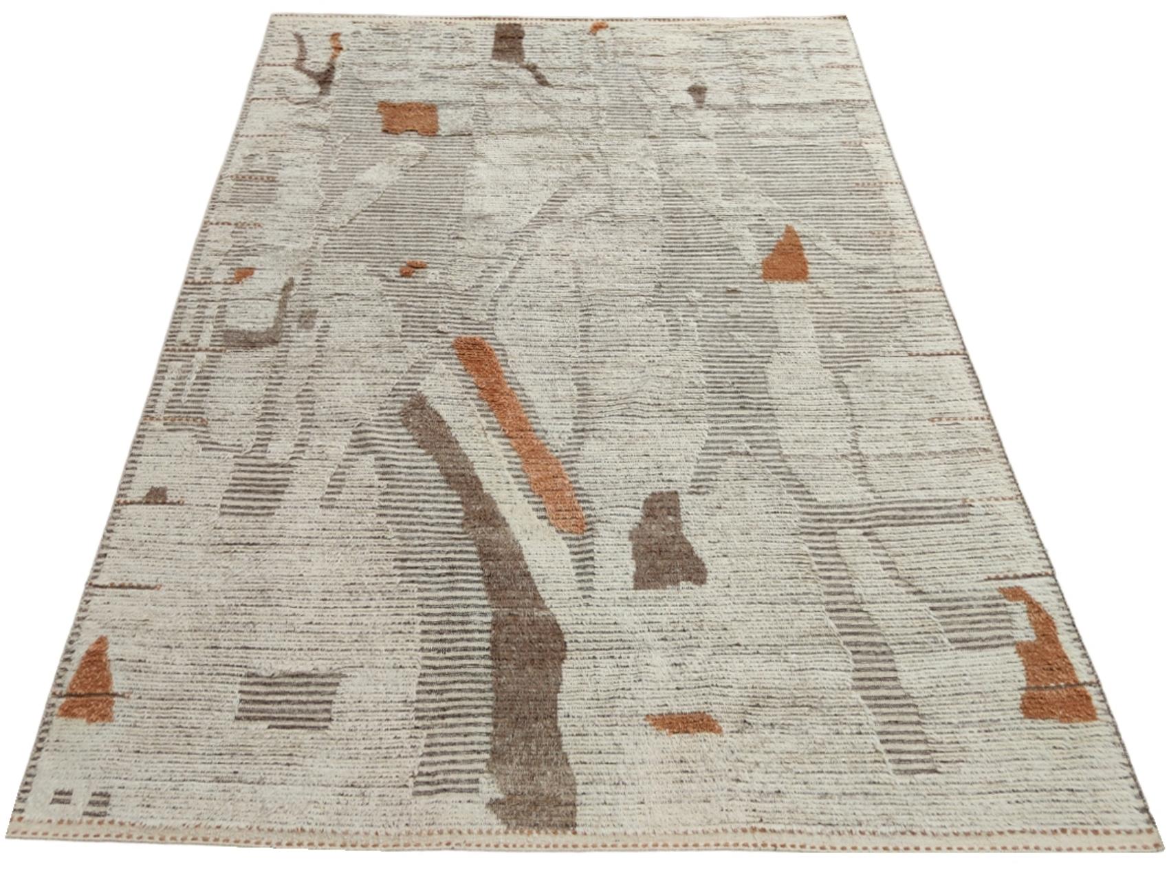 Eleva il tuo spazio abitativo con il fascino squisito di questo nuovo tappeto moderno annodato a mano in stile berbero marocchino Beni Ourain, realizzato con precisione e cura in lana al 100%. Combinando il fascino del design marocchino con la