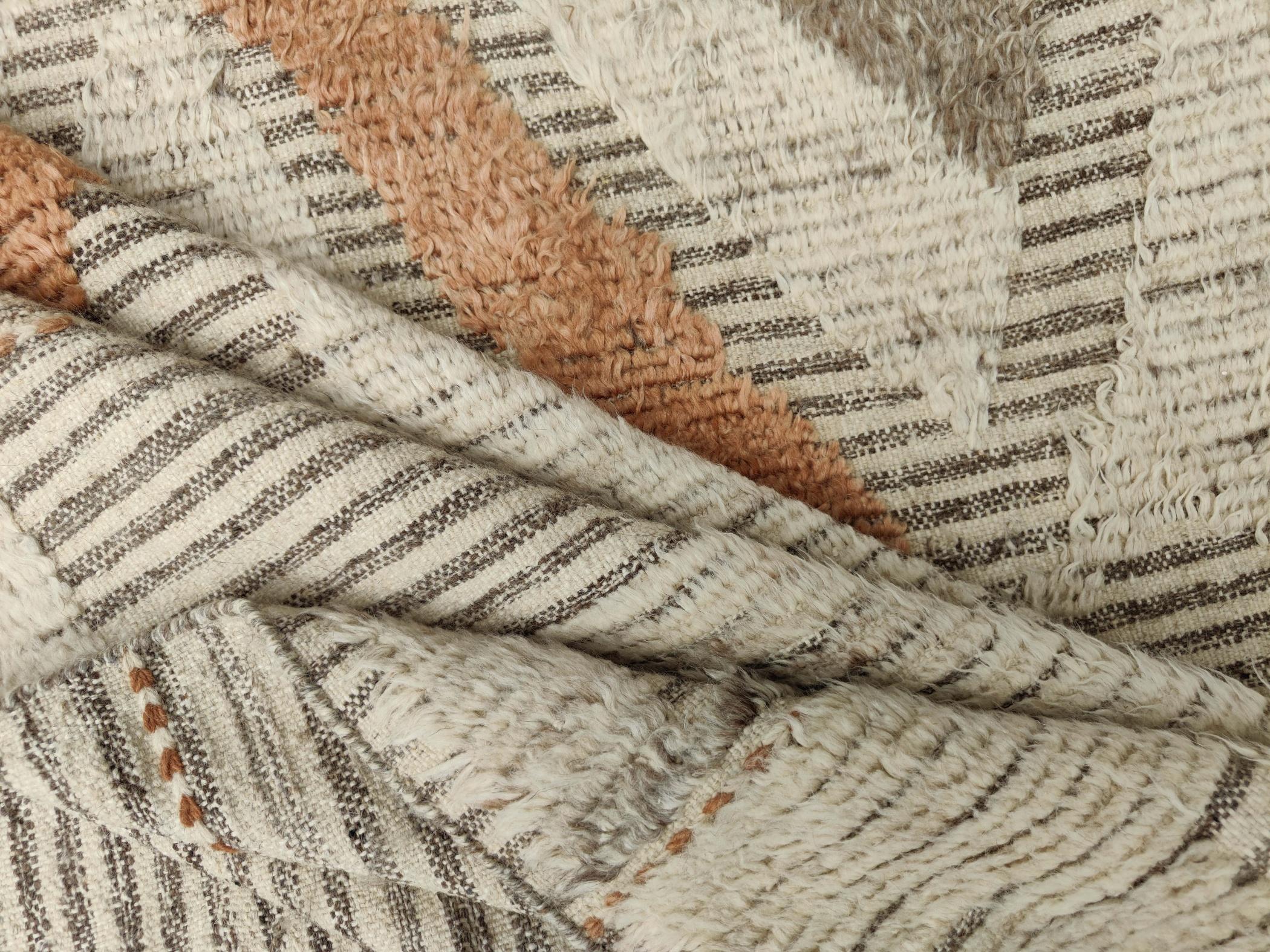Tappeto 9x12 Ft in stile marocchino contemporaneo. 100% Lana. Opzioni personalizzate disponibili In condizioni Nuovo in vendita a Spring Valley, NY