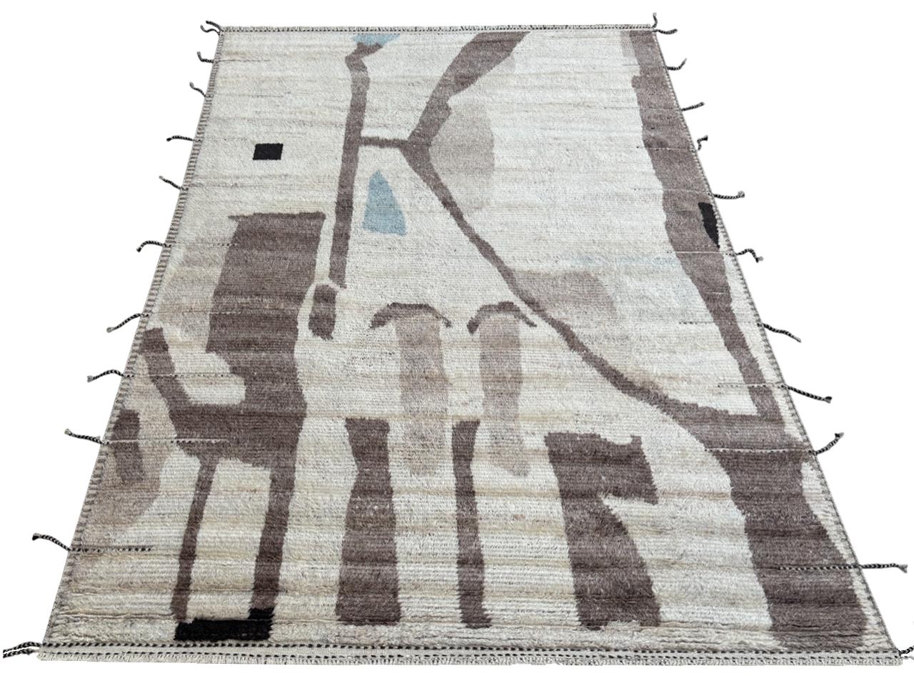Eleva tu espacio vital con el exquisito encanto de esta nueva y moderna alfombra bereber marroquí beni ourain anudada a mano, elaborada con precisión y cuidado a partir de 100% lana. Combinando el encanto del diseño marroquí con la sensibilidad