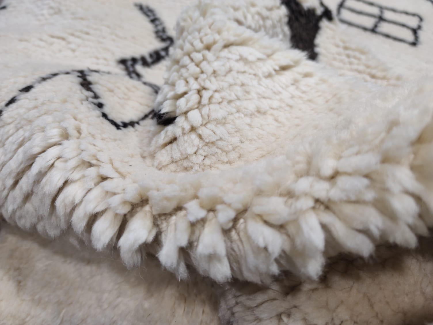 Handgeknüpfter marokkanischer Teppich, 100 % natürliche, unbefärbte Wolle, maßgefertigt Avl (21. Jahrhundert und zeitgenössisch) im Angebot