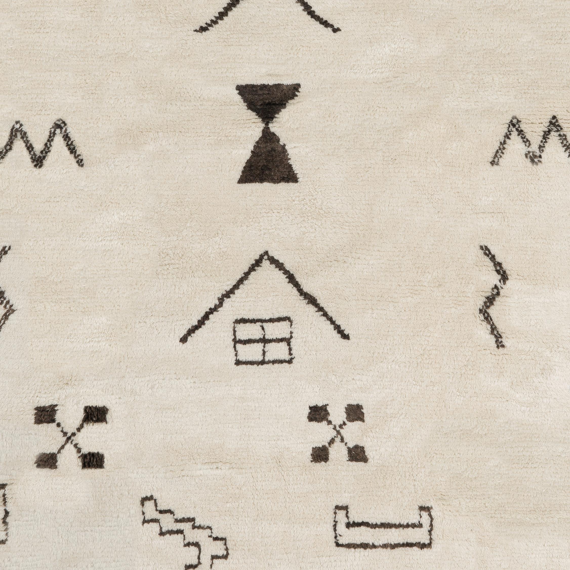Verwandeln Sie Ihren Raum mit dem unaufdringlichen Luxus unseres handgeknüpften Tulu-Teppichs im marokkanischen Stil, inspiriert von den traditionsreichen Designs der Beni Ourain-Stämme. Dieser Teppich ist ein Fest der Handwerkskunst und der