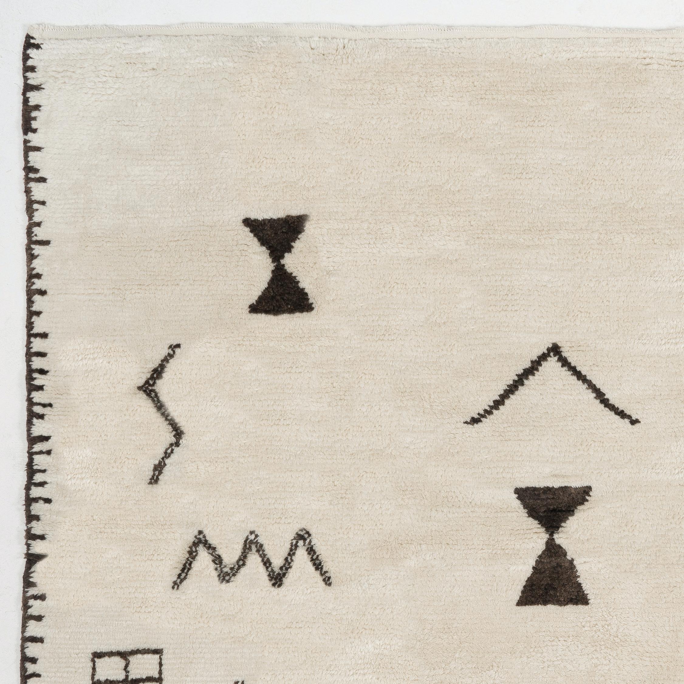 9x12 ft Handgeknüpfter Teppich im marokkanischen Stil. 100% natürliche Wolle. Maßgefertigte Optionen Avl. (21. Jahrhundert und zeitgenössisch) im Angebot