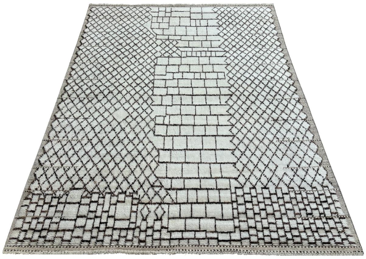 Élevez votre espace de vie avec le charme exquis de ce nouveau tapis moderne noué à la main en berbère marocain beni ourain, fabriqué avec précision et soin à partir de 100 % de laine. Combinant l'attrait du design marocain avec des sensibilités