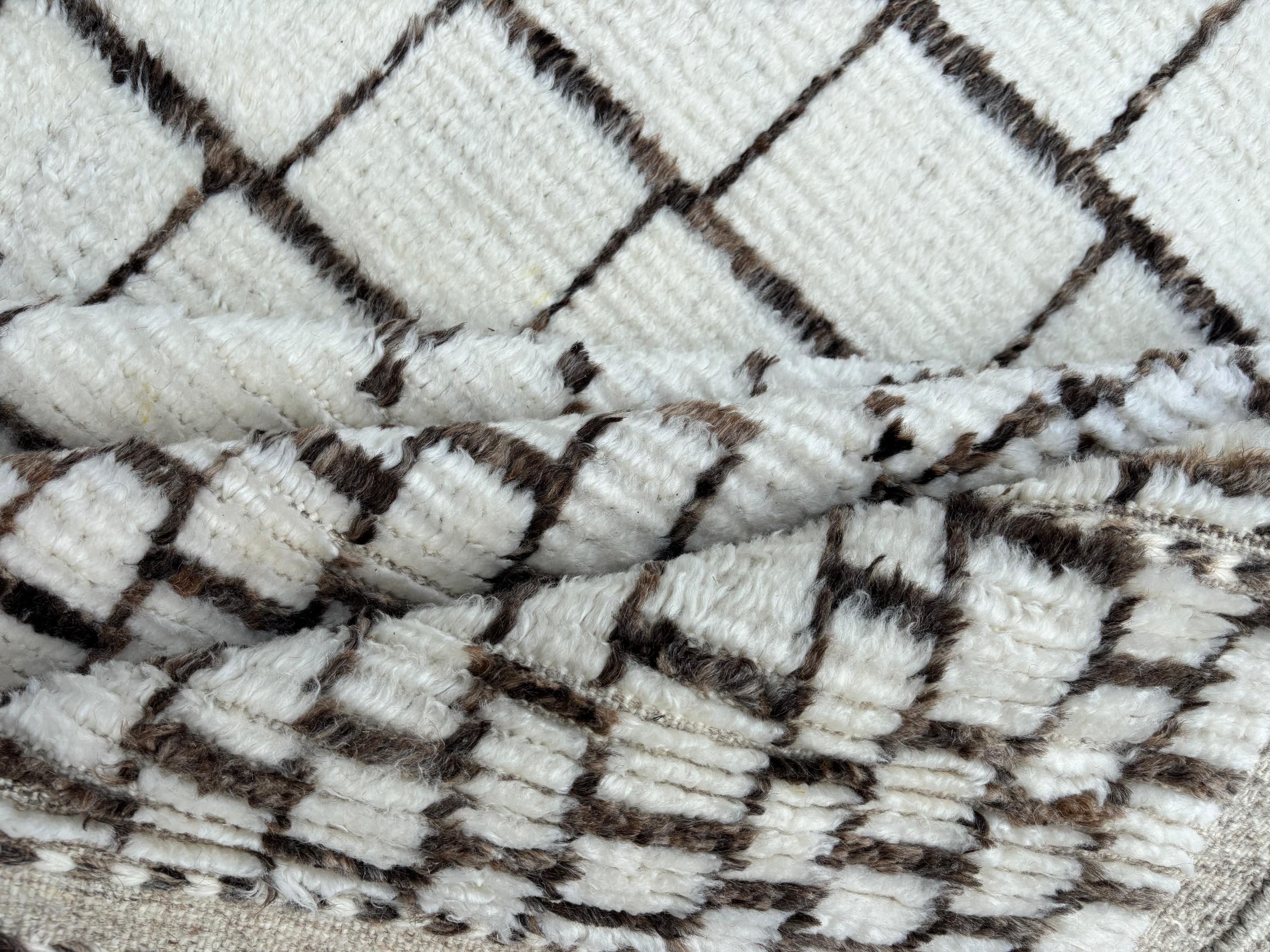 Noué à la main 9x12 Ft Tapis de style marocain fait à la main. 100% Laine naturelle. Options sur-mesure disponibles en vente